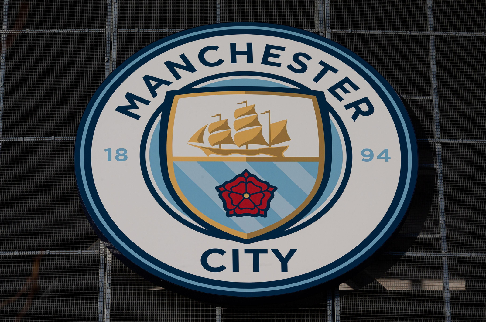 Una imagen del escudo del Manchester City.