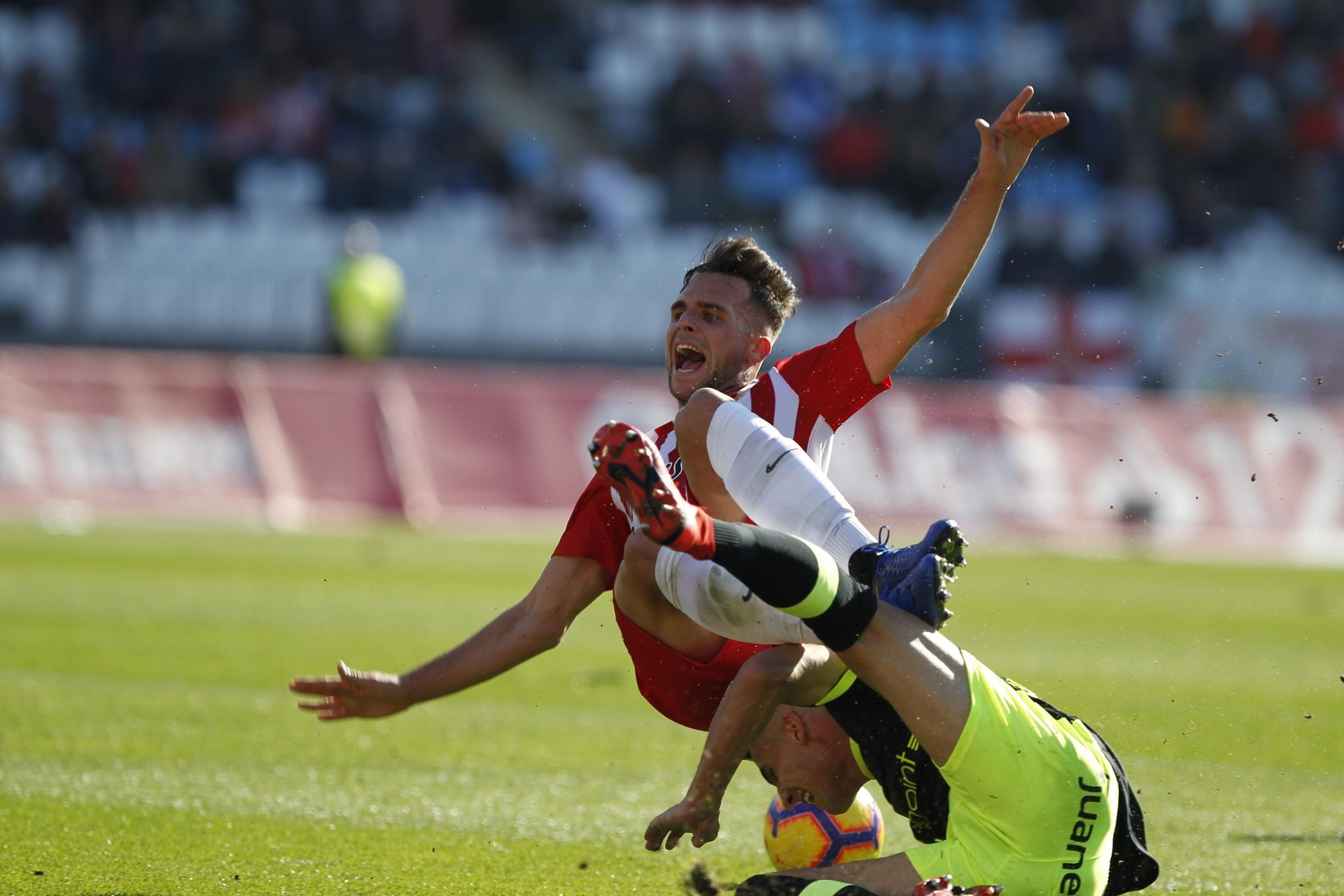 Álvaro Giménez es objeto de uno de los cuatro penaltis que sufrió, tres de ellos señalados