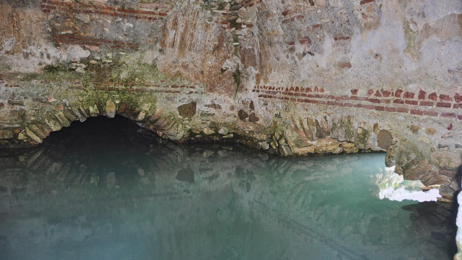 El interior de los baños de la Hedionda, cerca de Casares.
