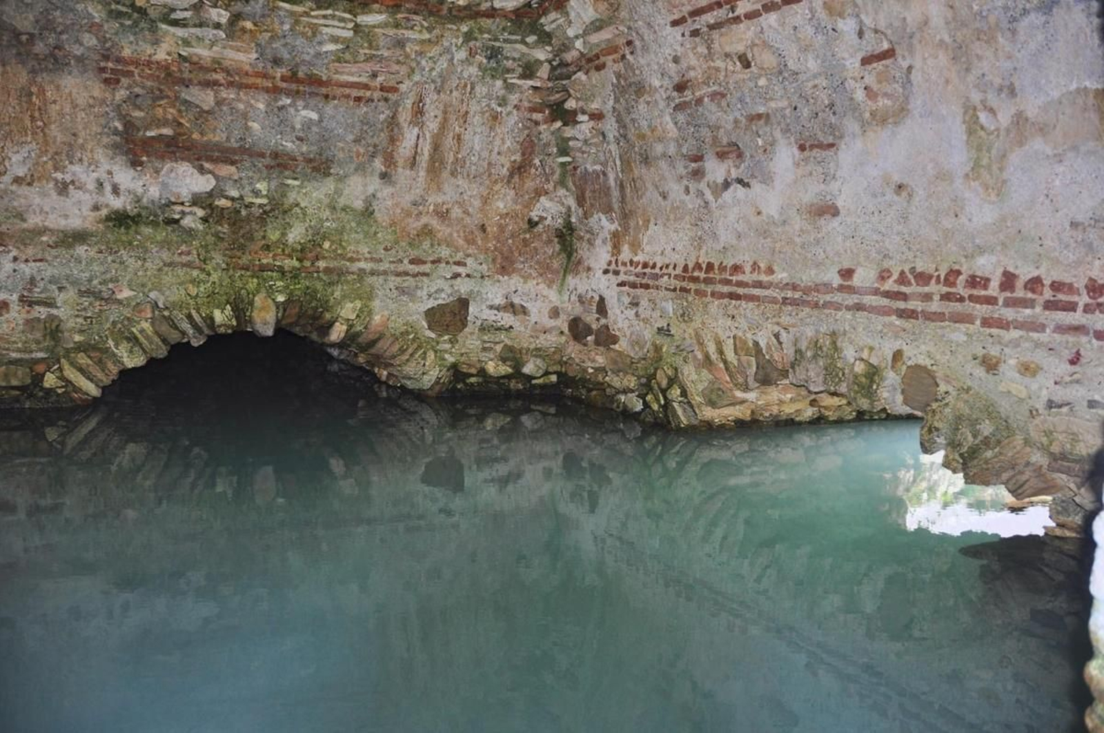 El interior de los baños de la Hedionda, cerca de Casares.