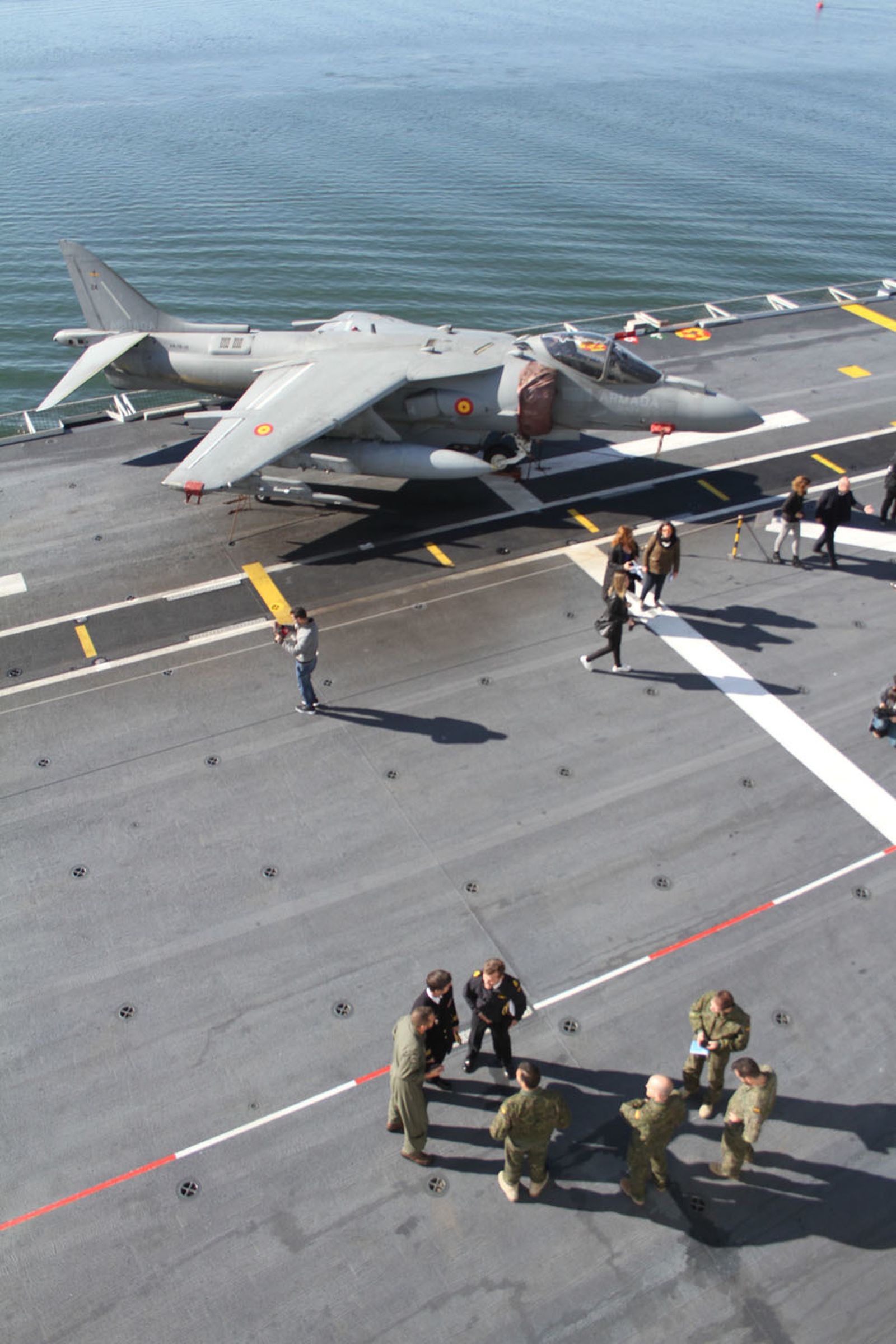 Imágenes de las primeras horas del portaaviones "Juan Carlos I" en el puerto de Huelva, durante su visita este fin de semana