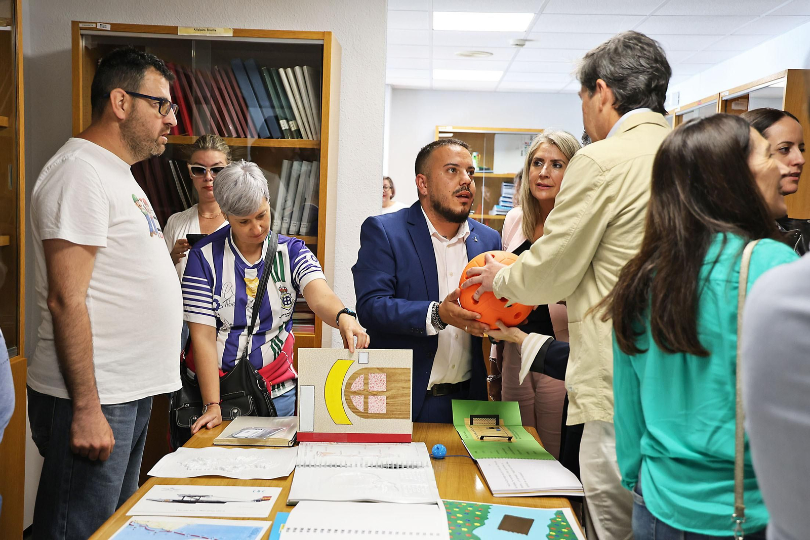 Inauguración de la Semana del Grupo Social ONCE y exposición de material educativo, braille y tiflotécnico