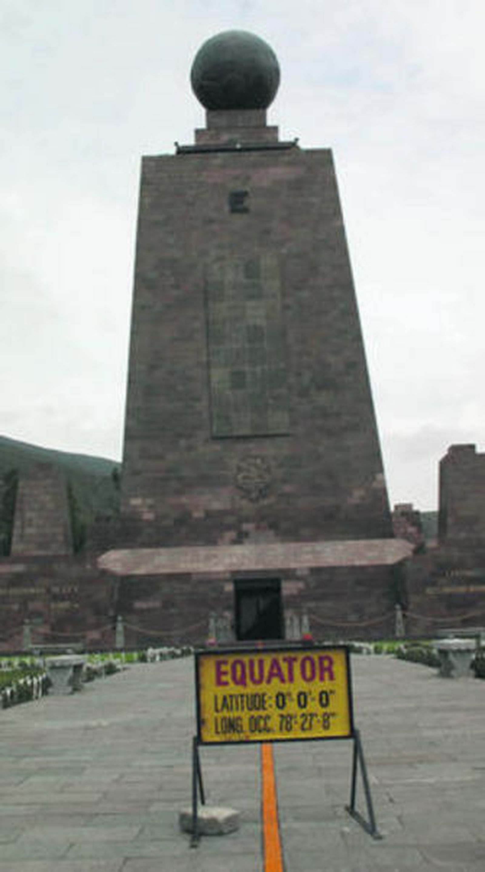 Monumento trapezoidal que marca la división de los hemisferios.