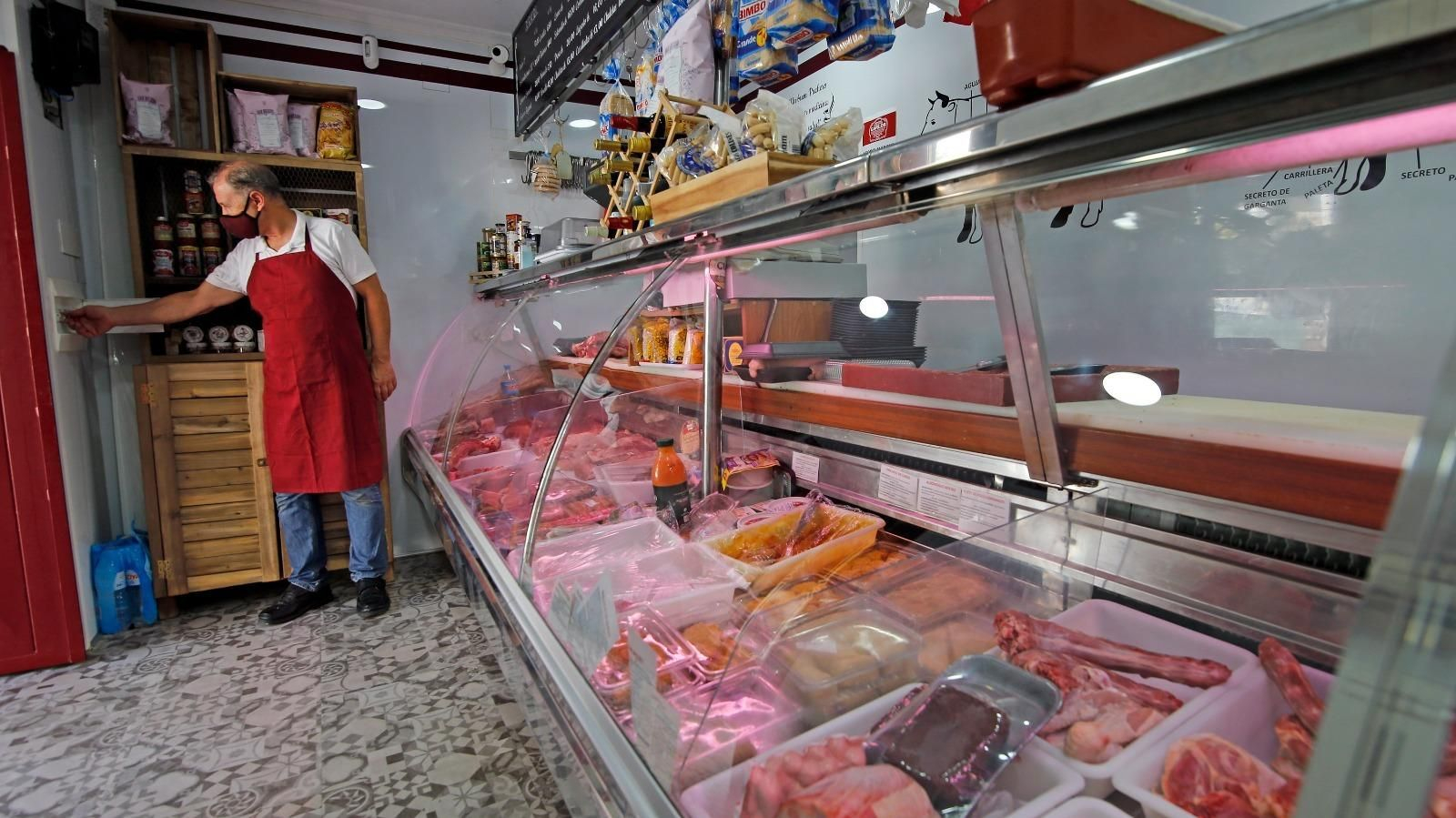Una imagen de los expositores de la carnicería de la calle Corredera, captada ayer al mediodía.
