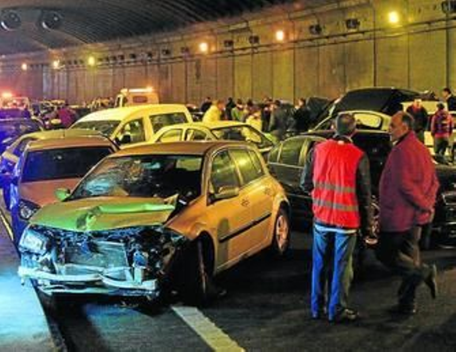 Vehículos implicados en el atasco en el túnel tras la colisión.