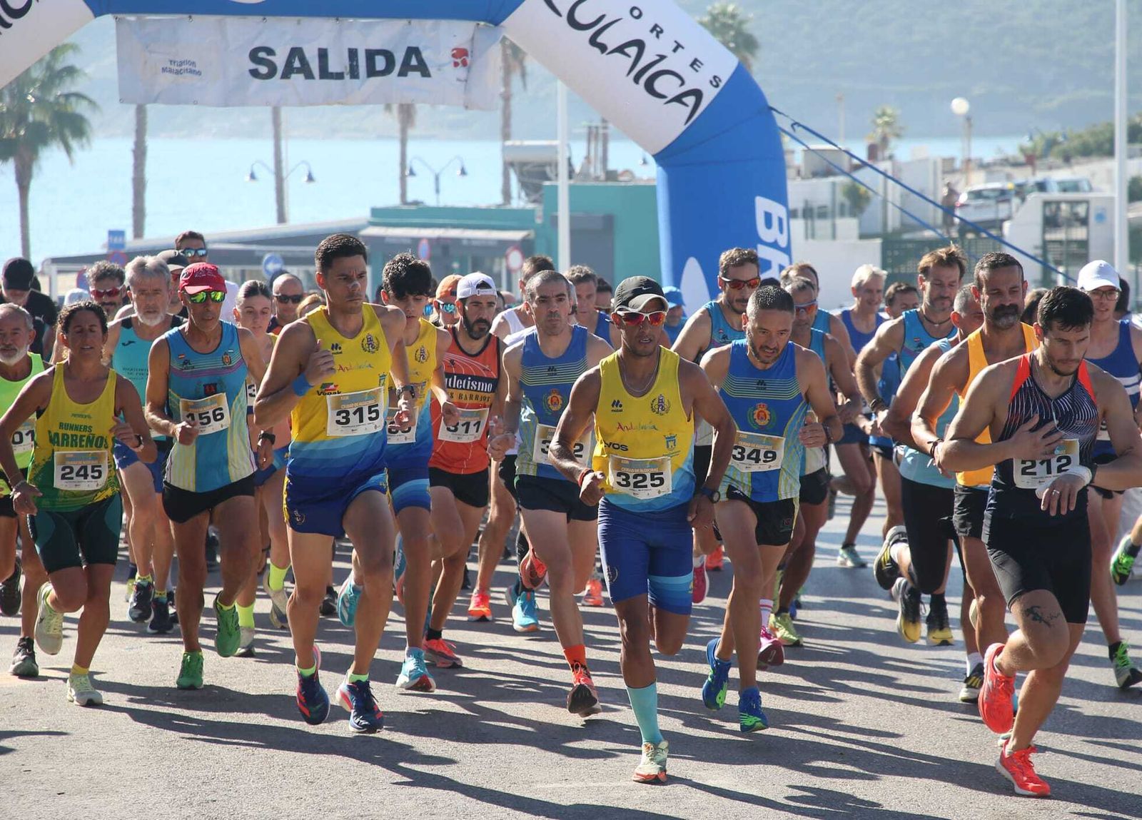 La salida de la prueba masculina, con Mustapha Sabili (325), al frente