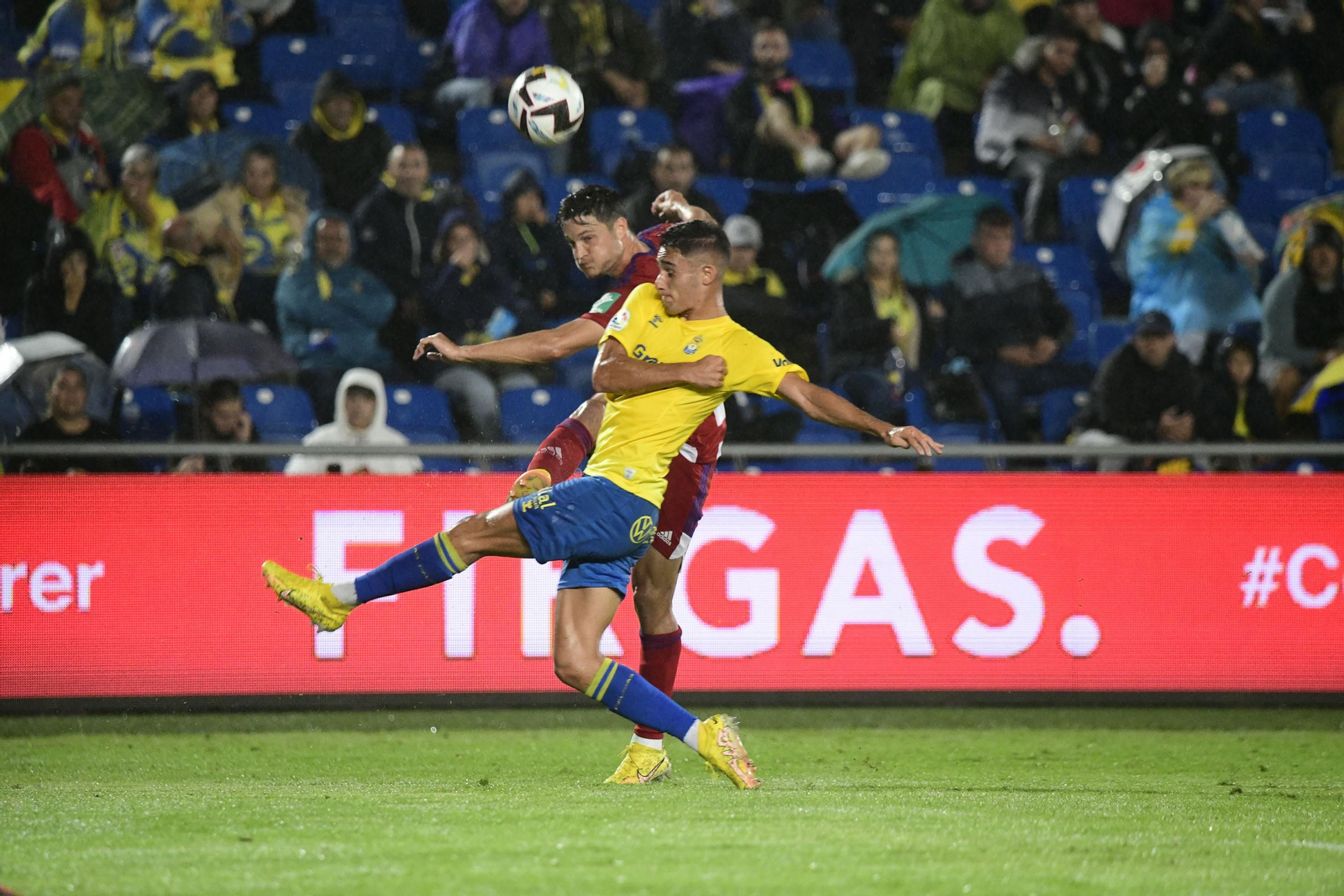 Miguel Rubio centra en el duelo de la primera vuelta.