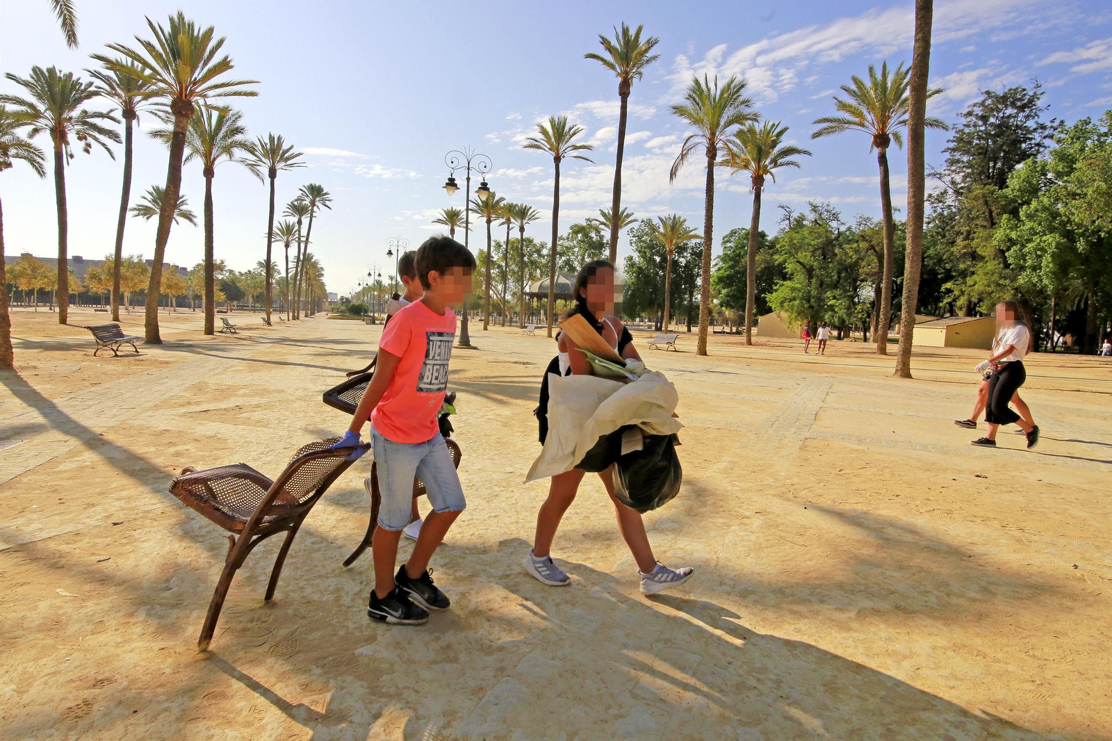 Imágenes del grupo juvenil Green Team Jerez limpiando en el Parque González Hontoria