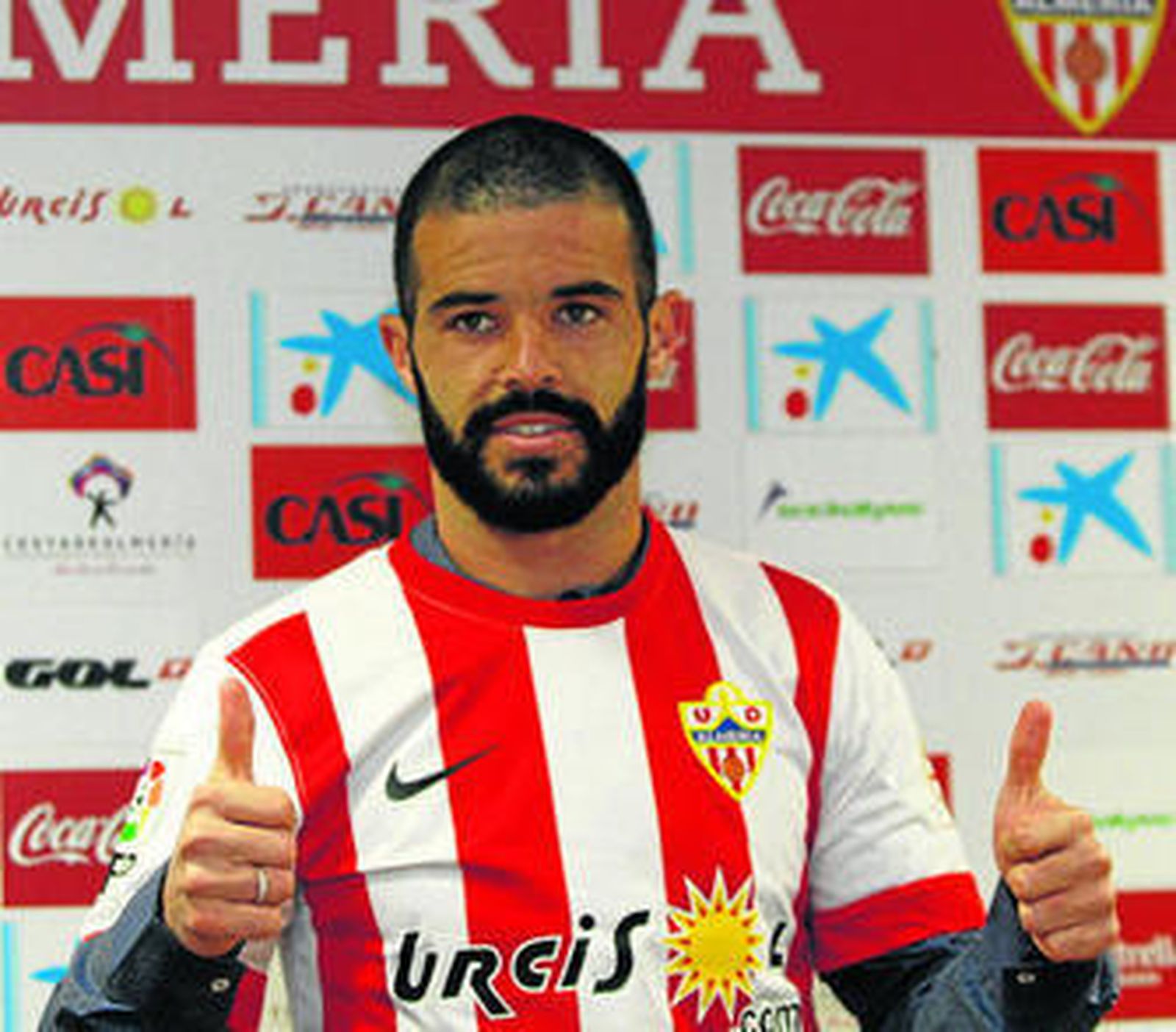 Casado alza ambos pulgares tras enfundarse la elástica rojiblanca en su presentación ante los medios.
