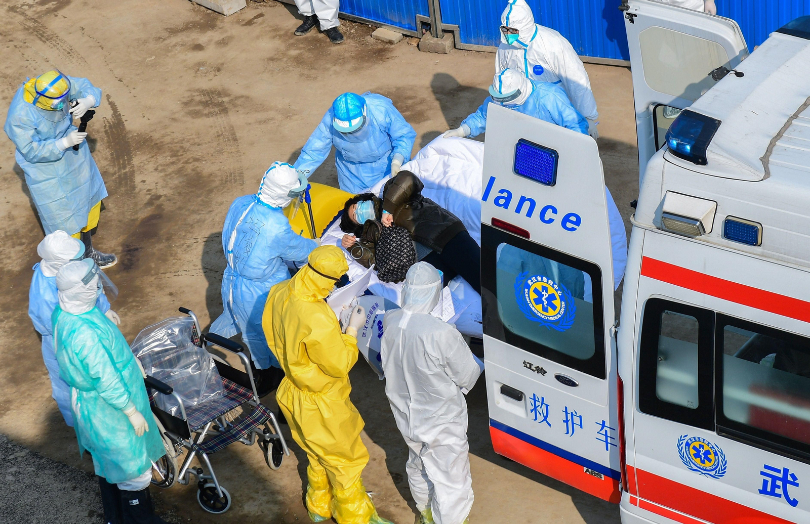 Personal médico traslada a una paciente al recién terminado Hospital Huoshenshan en Wuhan