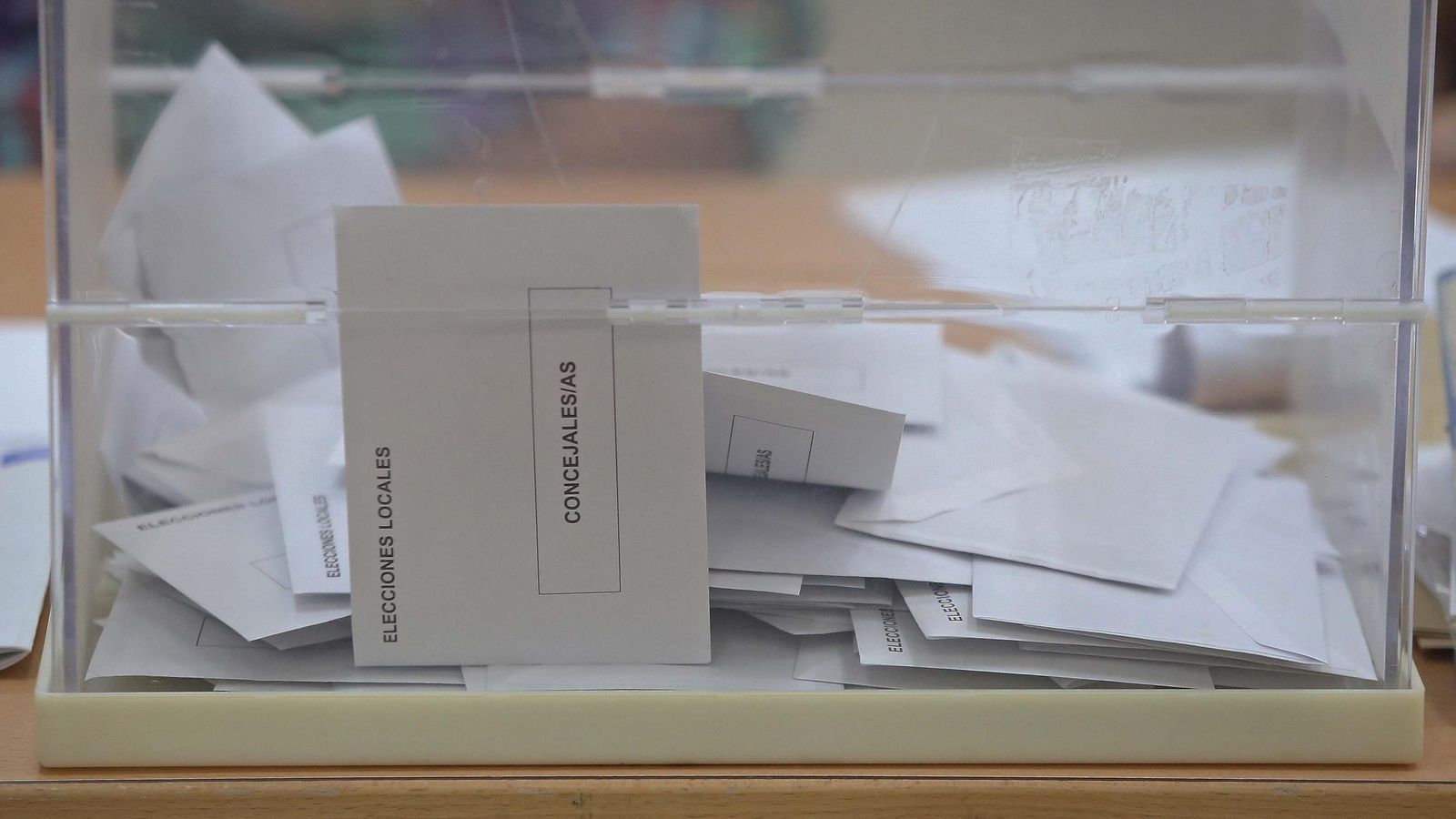 Papeletas en el interior de una urna electoral en las municipales de 2023.