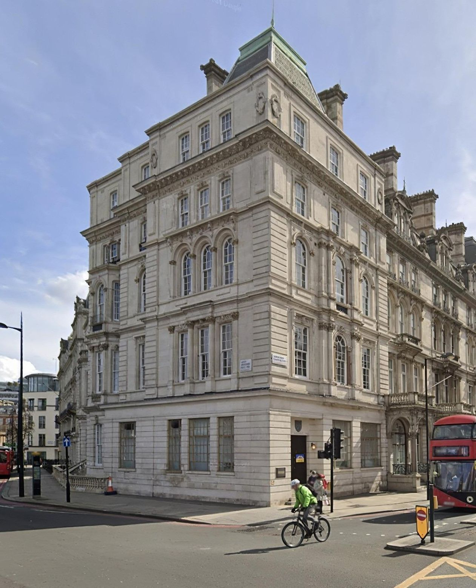 Edificio del número 1 de Grosvenor Garden, residencia donada para sede de la embajada de España.