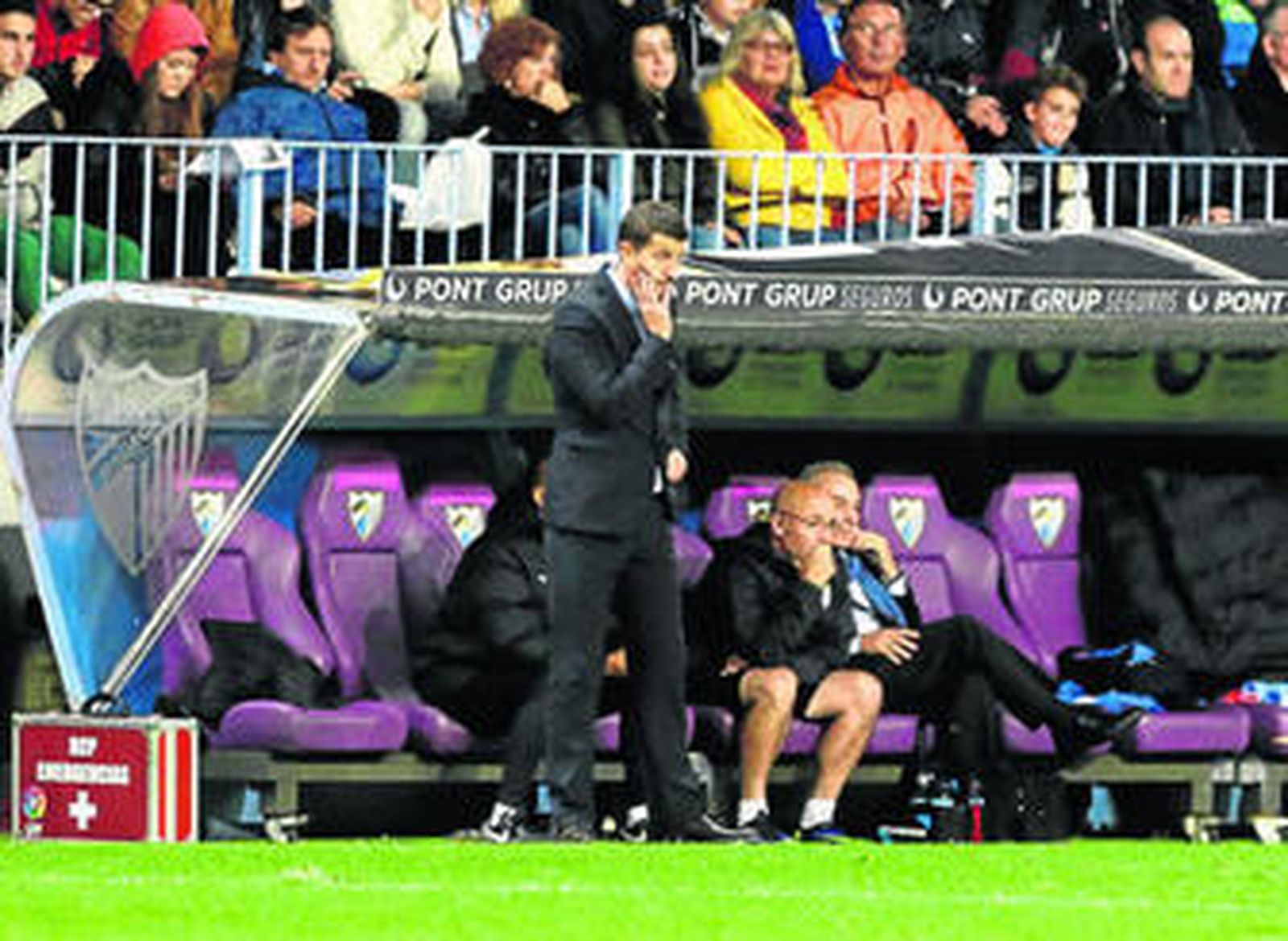 Gracia observa una acción desde el banquillo de La Rosaleda.