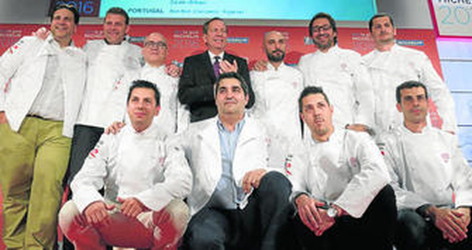 Diego Gallegos, Mauricio Giovanini y Ricardo Sanz, junto a Michael Ellis y el resto de cocineros españoles galardonados con su primera estrella, ayer, en Santiago.
