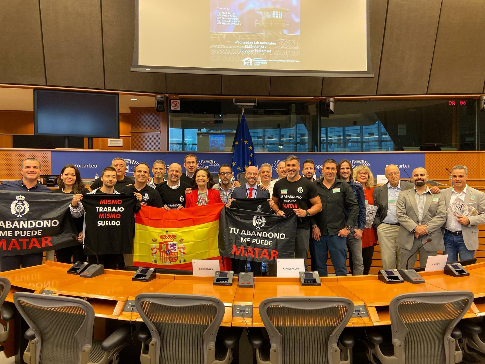 Los funcionarios de prisiones, junto a los parlamentarios europeos.