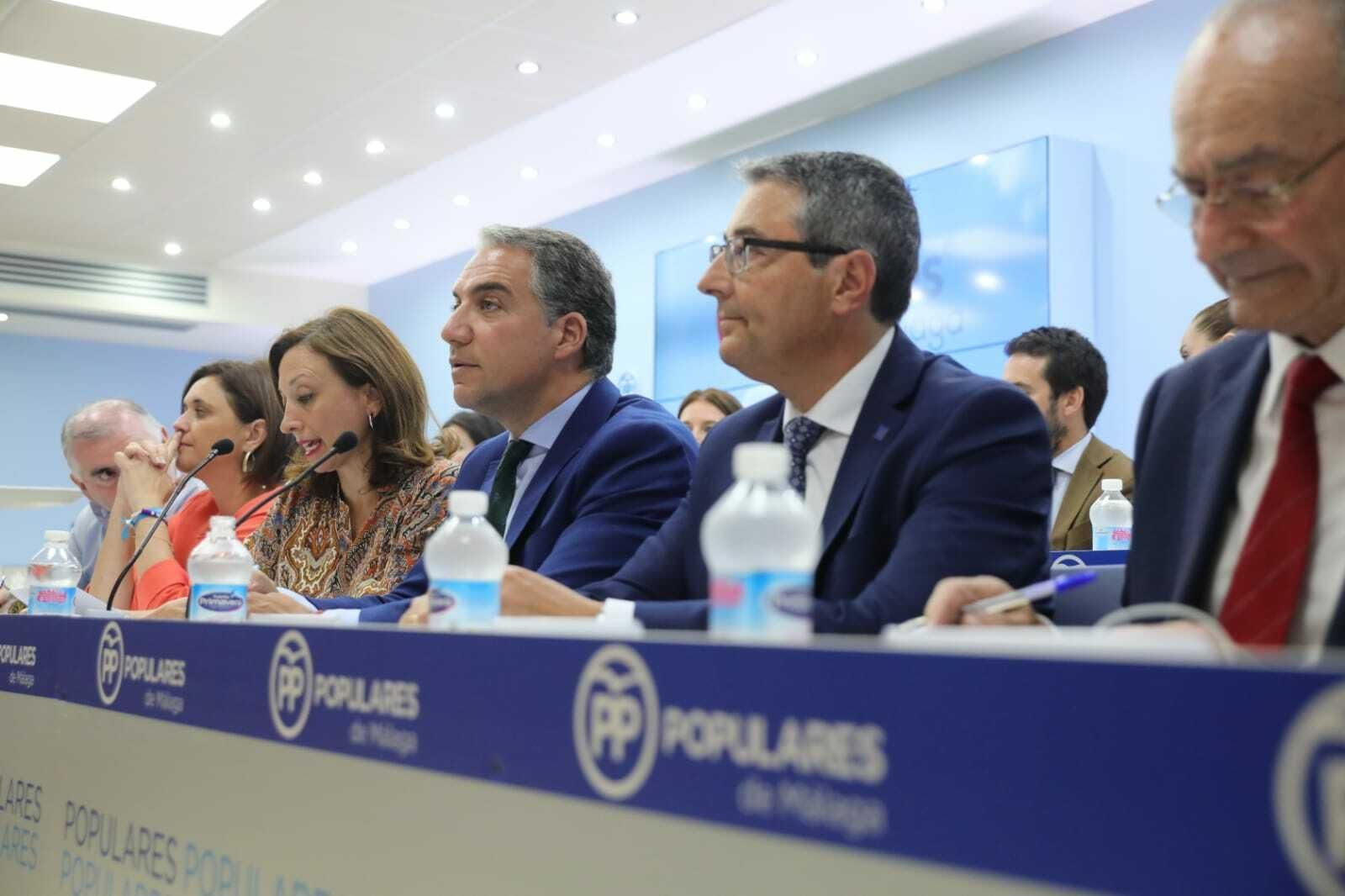Francisco Salado, junto a Elías Bendodo, en el comité ejecutivo del PP celebrado este jueves.