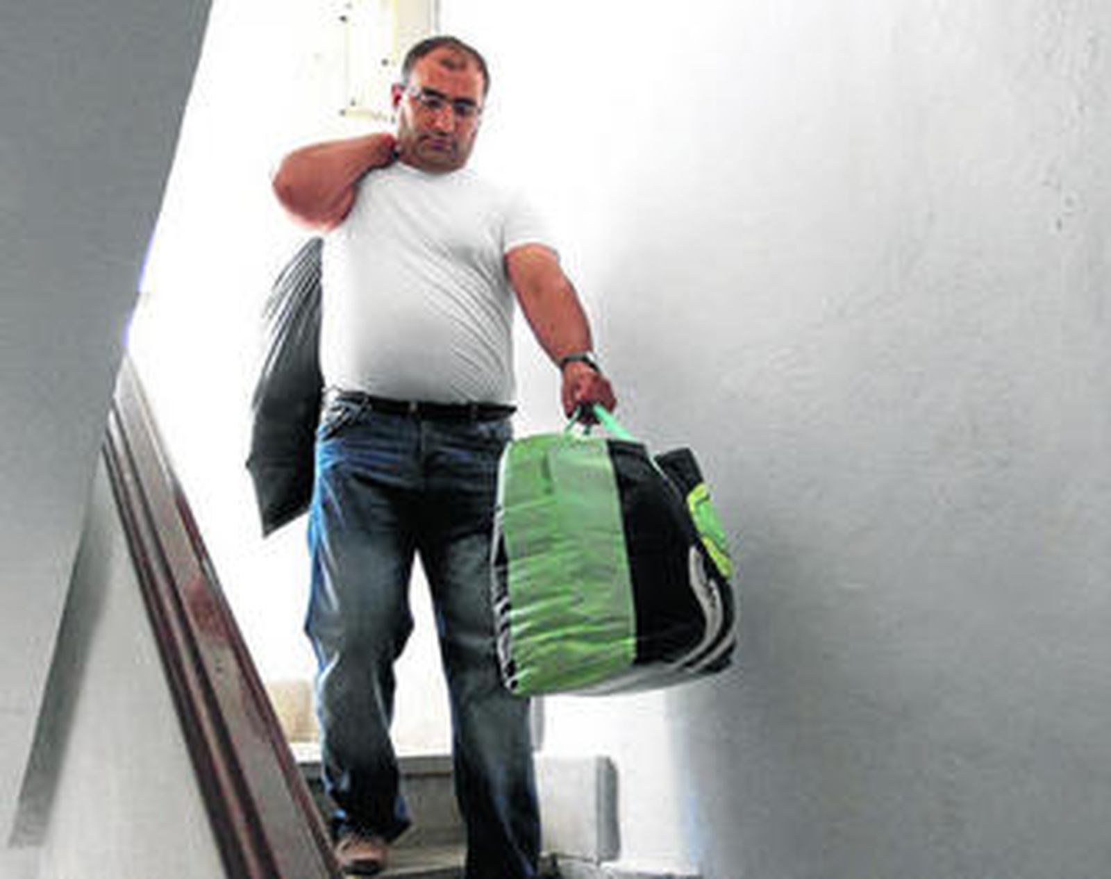 Natalio Lozano saca sus pertenencias del domicilio que ocupaba desde hacia dos años y medio.