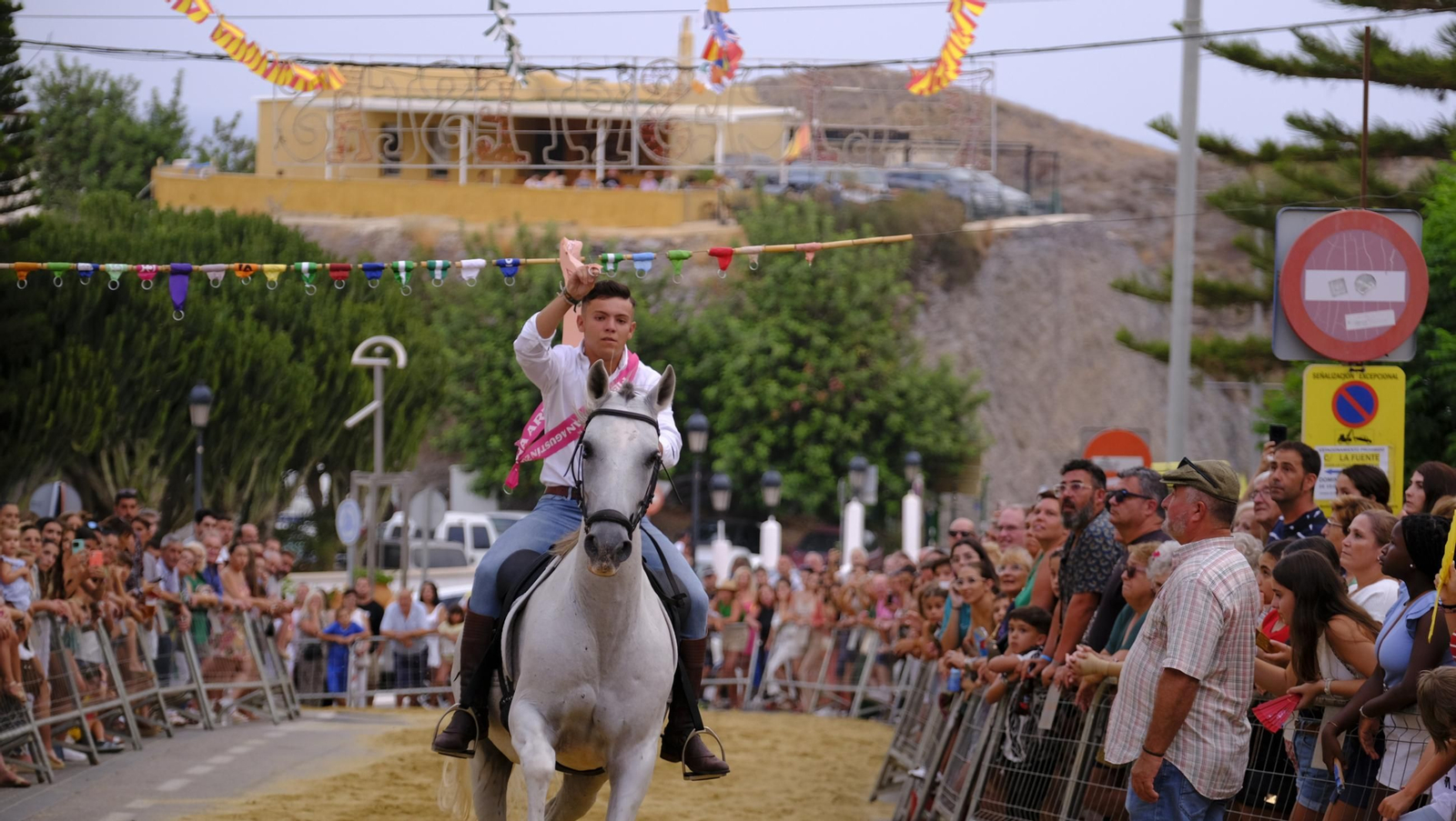 La popular carrera de cintas a caballo de las Fiestas de Mojácar, en imágenes