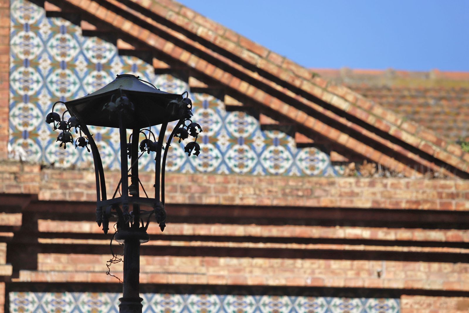 Farolas de las Antiguas oficinas de la línea Huelva-Zafra, hoy delegación de Turismo de la Junta