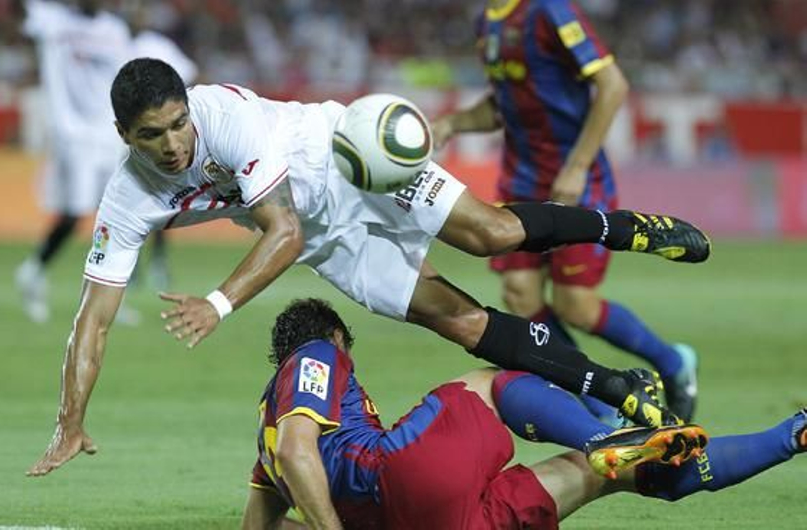 El Sevilla vence 3-1 al Barcelona en el partido de ida de la Supercopa de España.

Foto: Antonio Pizarro · Agencias
