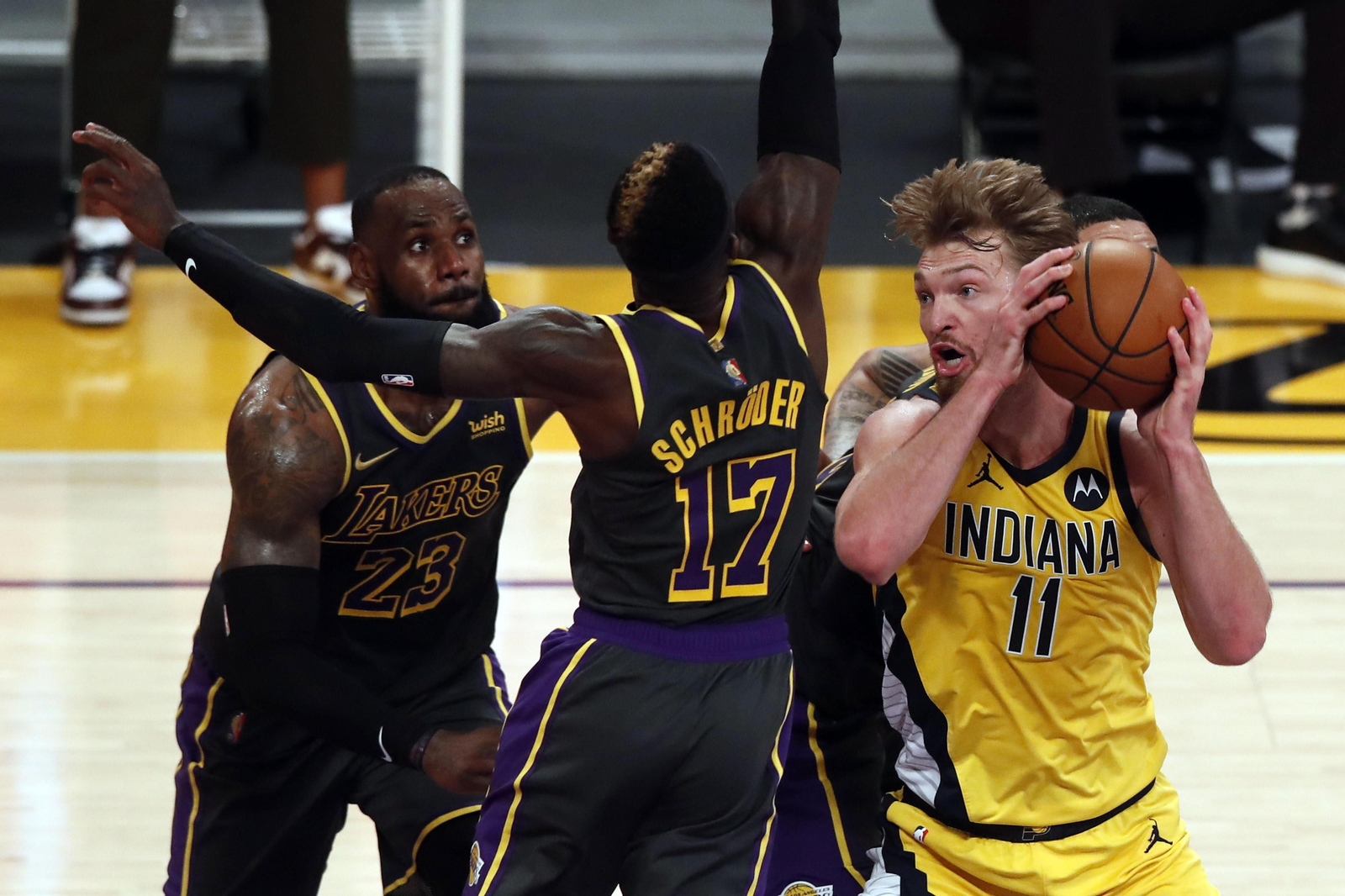 Domas Sabonis, ante Schroeder y LeBron James.