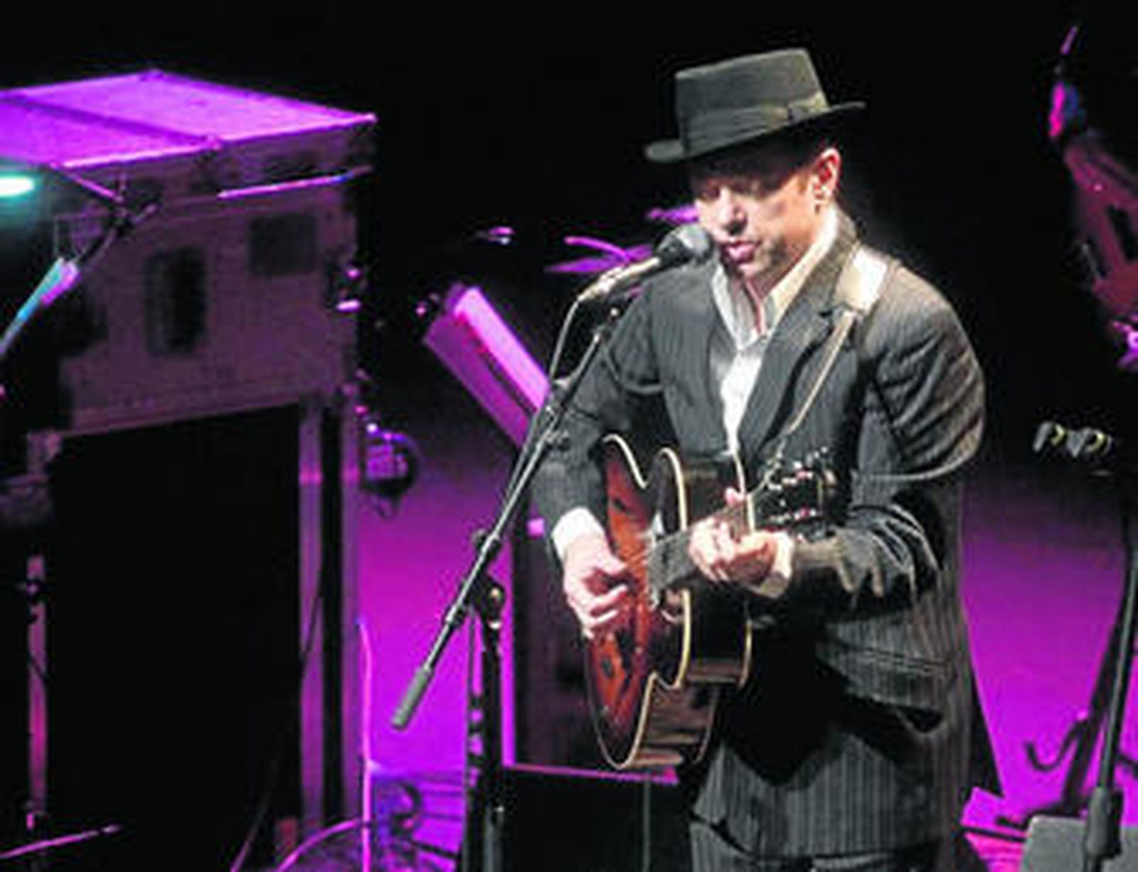 Juan Perro con su guitarra durante el concierto del viernes en Roquetas de Mar.