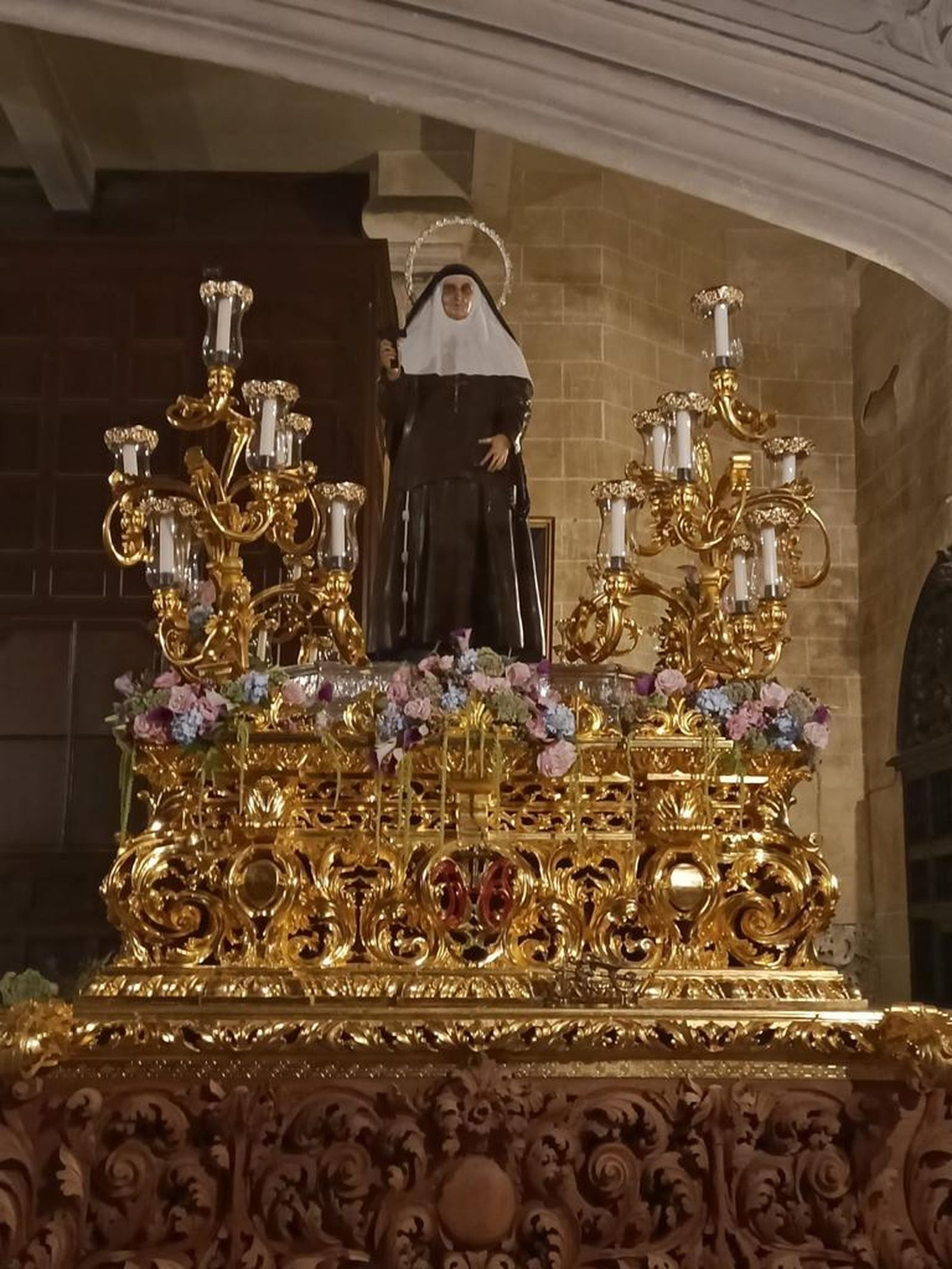 Imagen de Santa Ángela de la Cruz en el paso de salida.