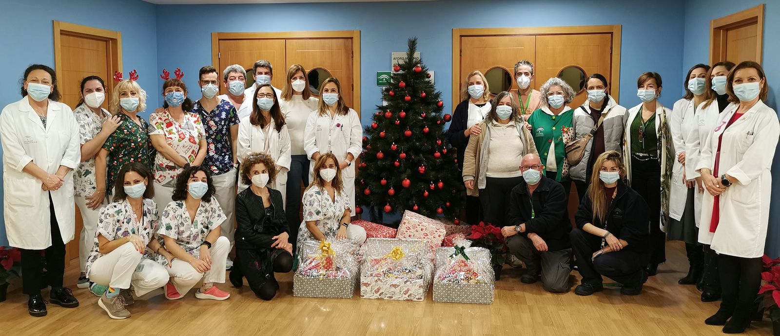 Profesionales de los tres servicios ganadores (Comunidad Terapéutica de Salud Mental Hospital El Tomillar, tercera planta derecha Ginecología/Obstetricia y Laboratorio de Microbiología) con equipo directivo.