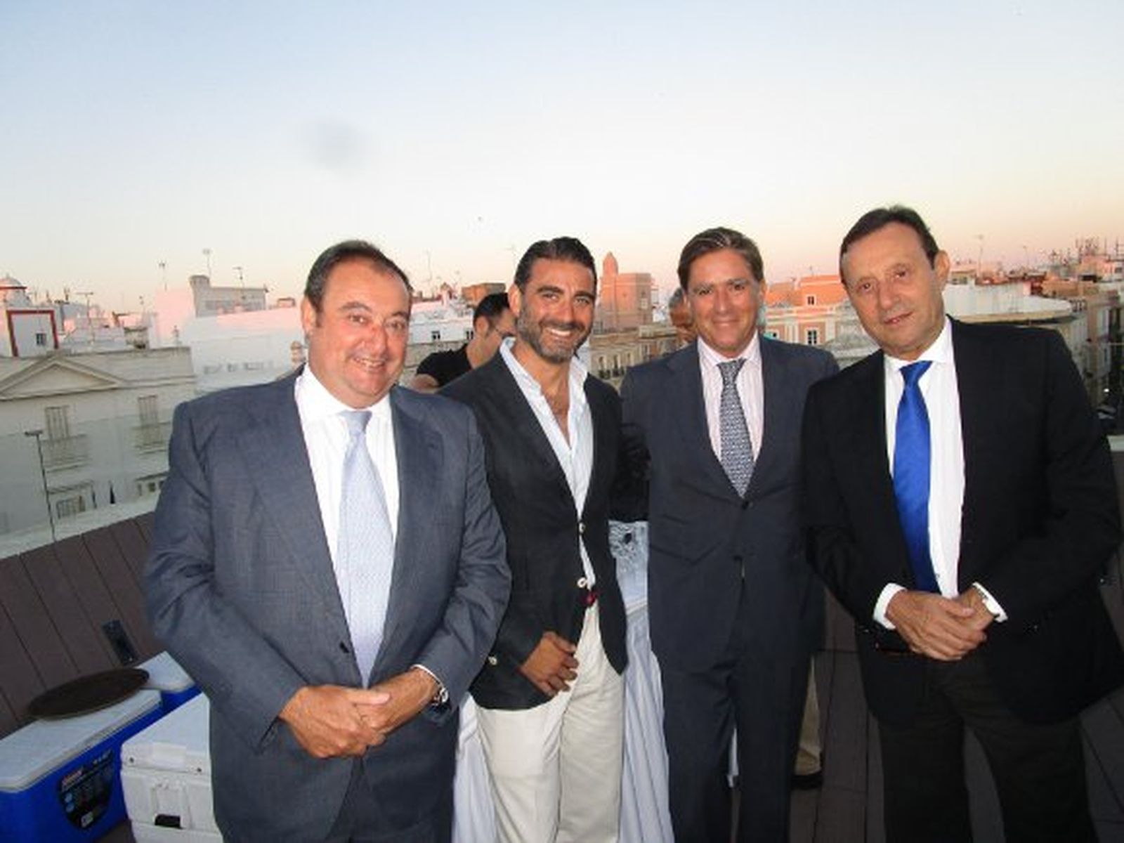 Tomás Valiente, Matías Urrea, Manuel Estrella y Juan Expósito, durante el cóctel.

Foto: Ignacio Casas de Ciria