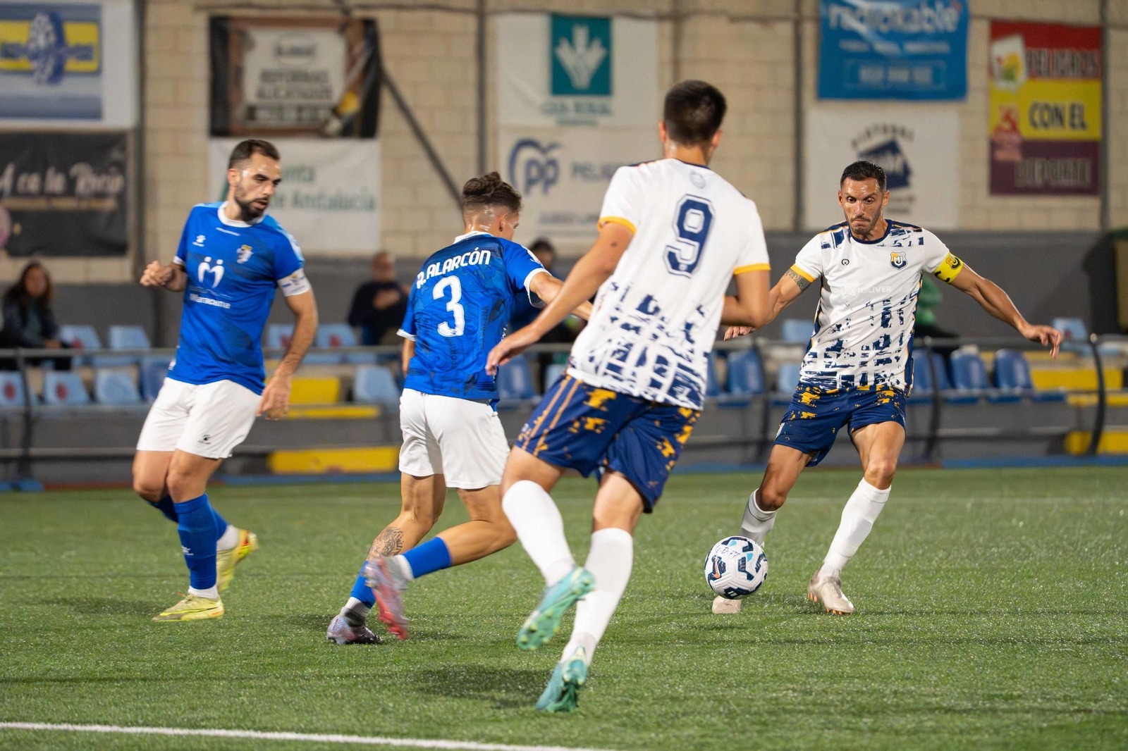 Alarcón conduciendo ante la presión de dos jugadores del Málaga Junior.