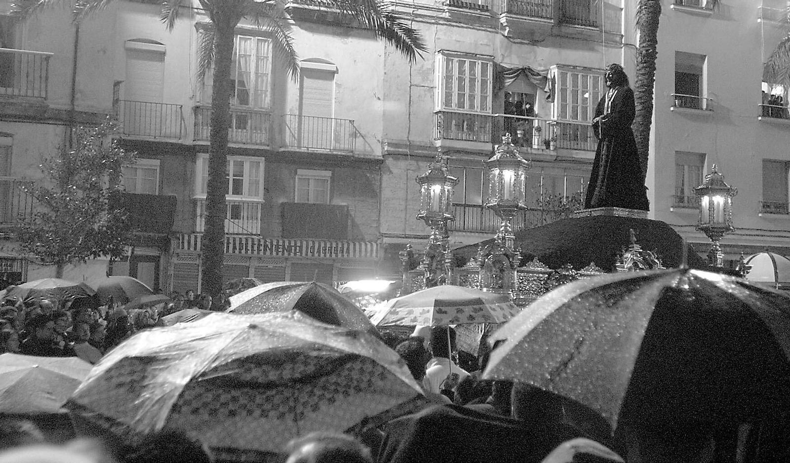 El paso de misterio del Medinaceli por la plaza de la Catedral ante un mar de paraguas en 2002.