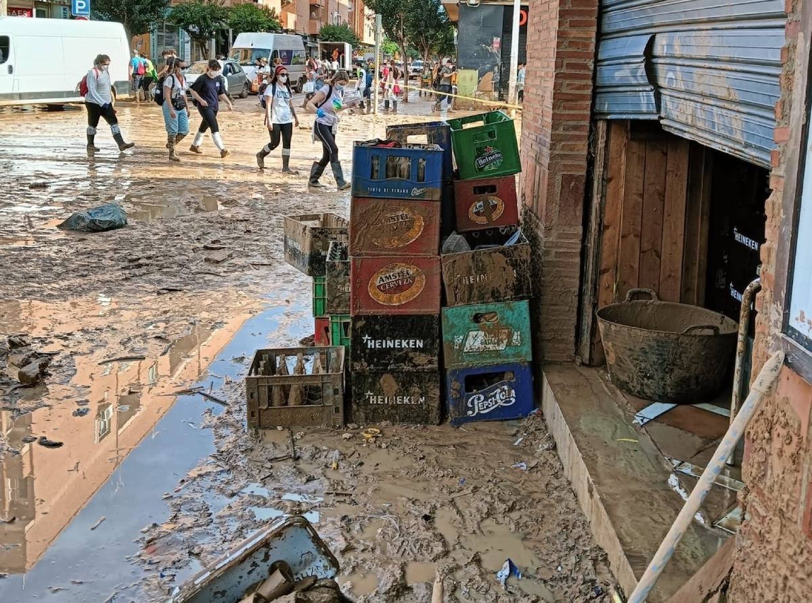 Cajas de cerveza en un bar después de la DANA de Valencia