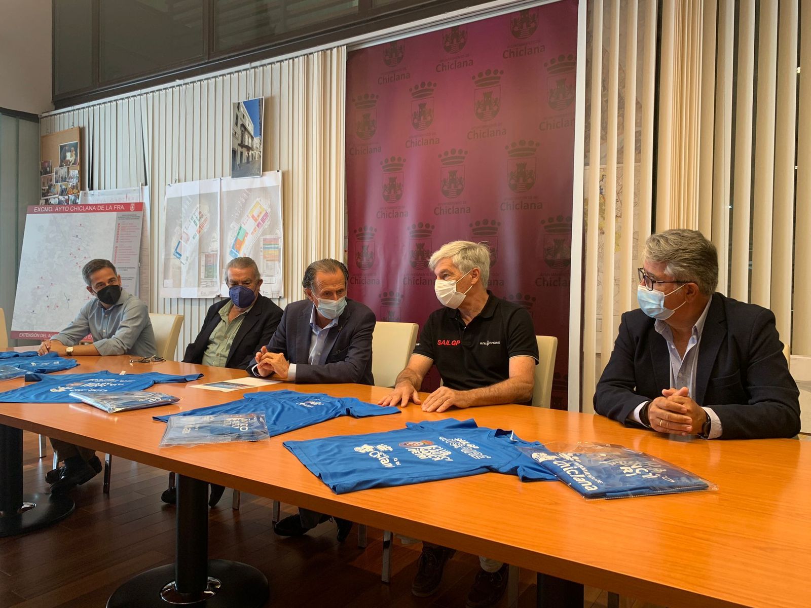 Responsables municipales, del gran premio y del Náutico Sancti Petri, durante la presentación de la iniciativa.