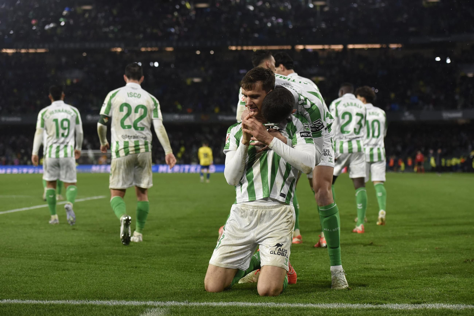 Diego Llorente celebra con Sergi Altimira el gol del triunfo ante Las Palmas.