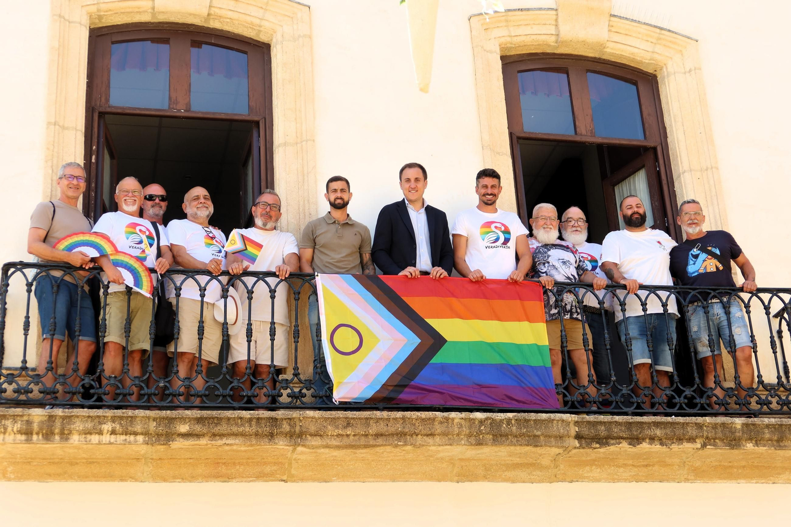 Colocación de la bandera LGTBIQ+ en el balcón del ayuntamiento.