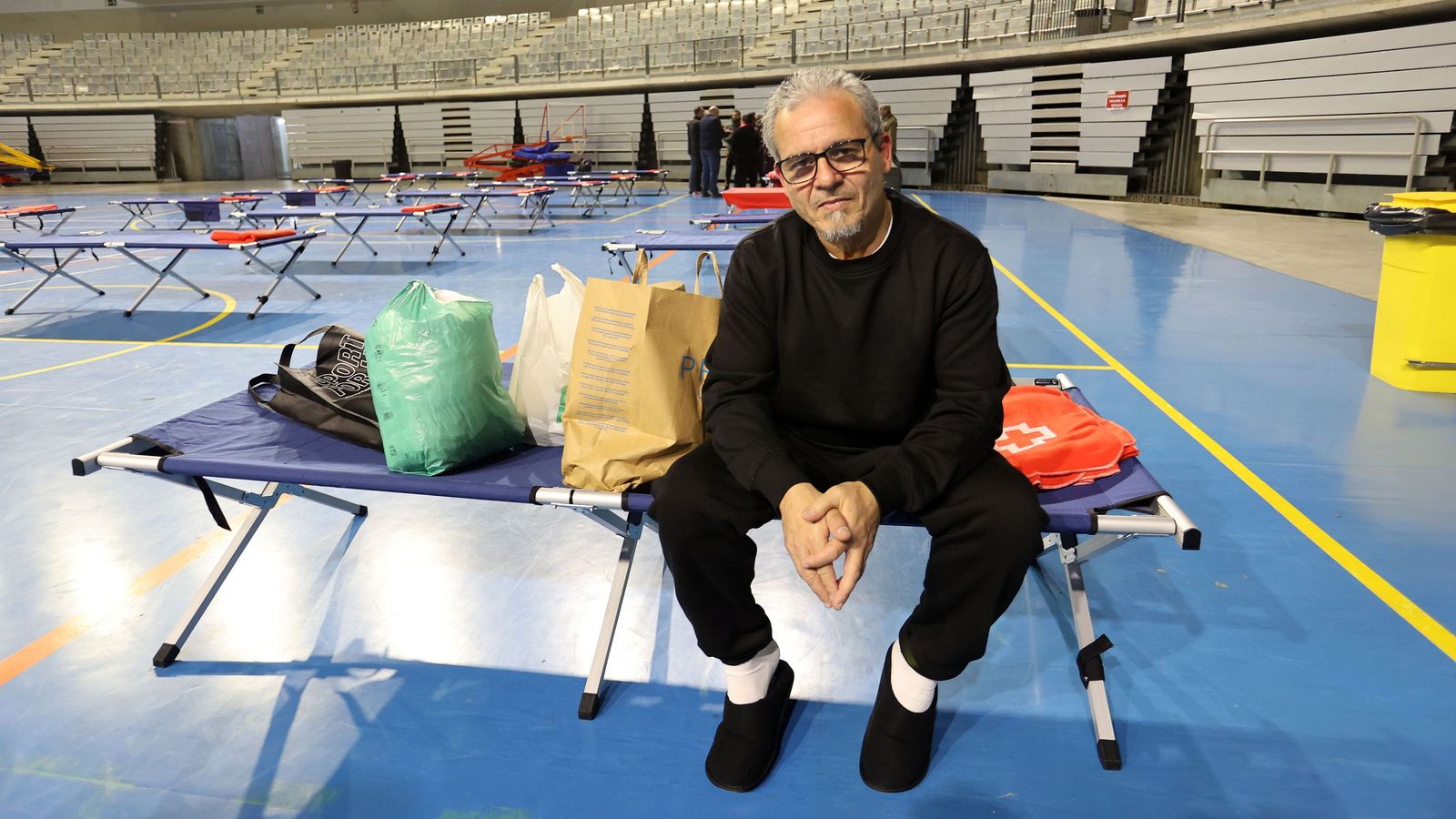 Millán, vecino de Las Pachecas, ha dormido en una de las camas portátiles en Chapín habilitadas por Cruz Roja.
