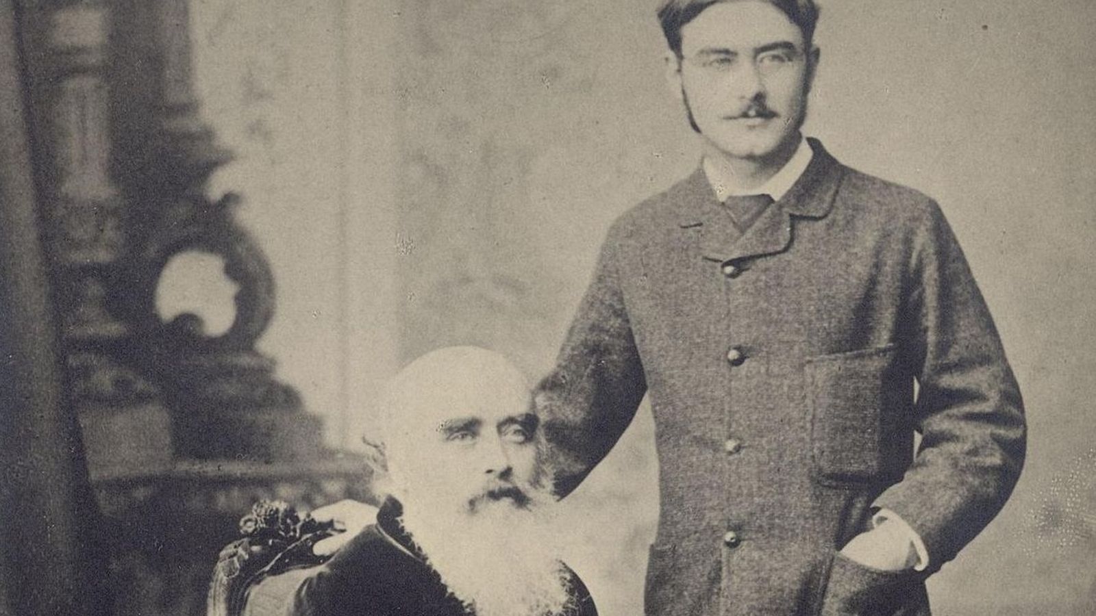 John Lockwood Kipling posa junto a su hijo Rudyard hacia 1890.