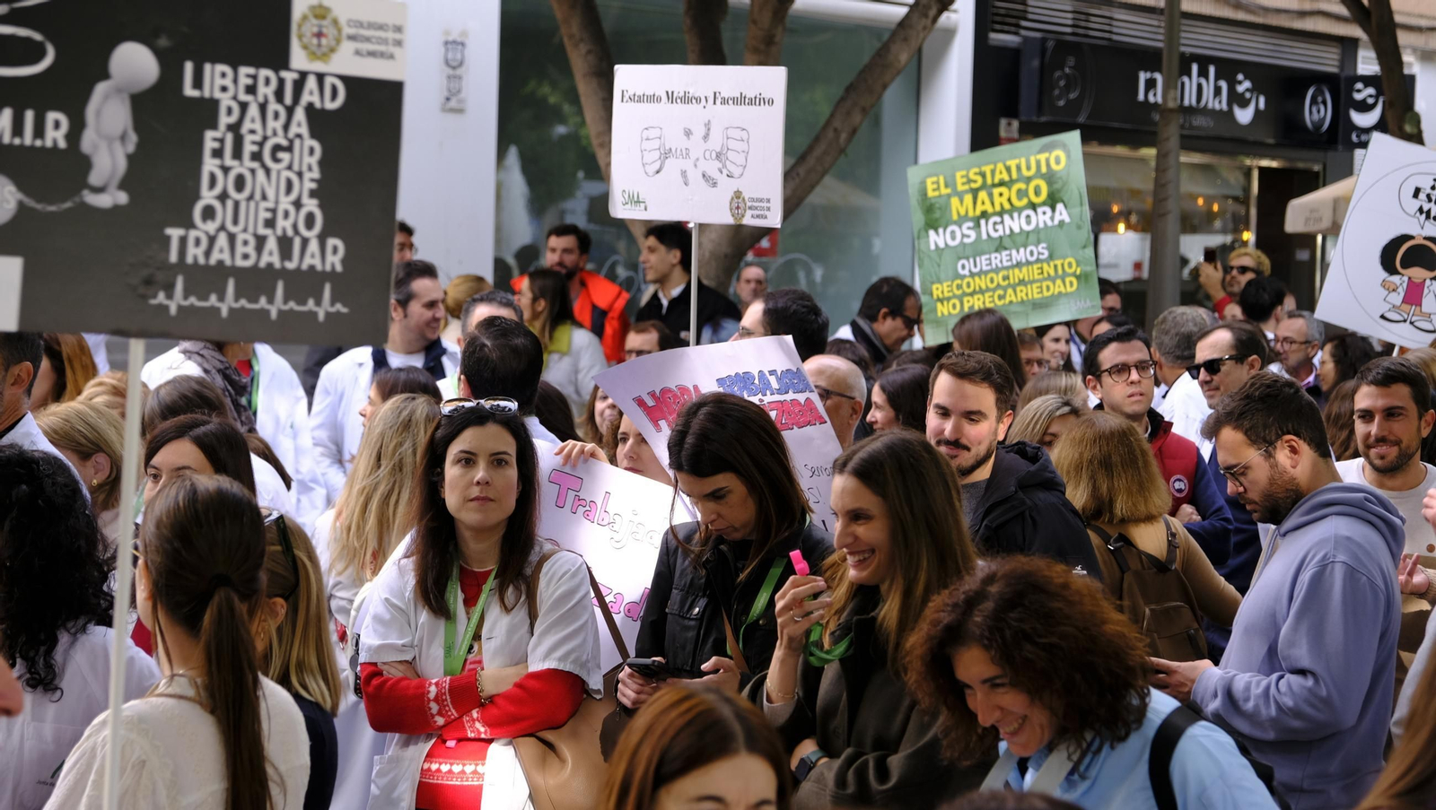 Los médicos de Almería se manifiestan contra el nuevo estatuto, en imágenes