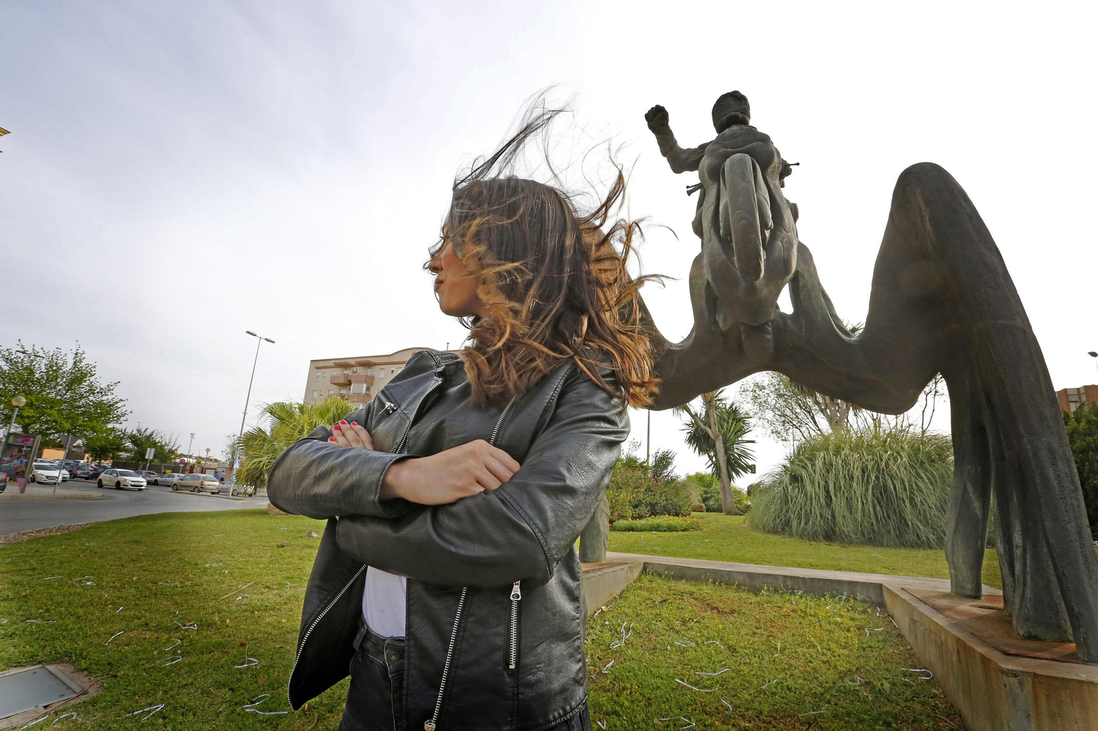 La azafata Paula Rodríguez posa para la realización del reportaje gráfico delante de la conocida rotonda del Motorista Alado.