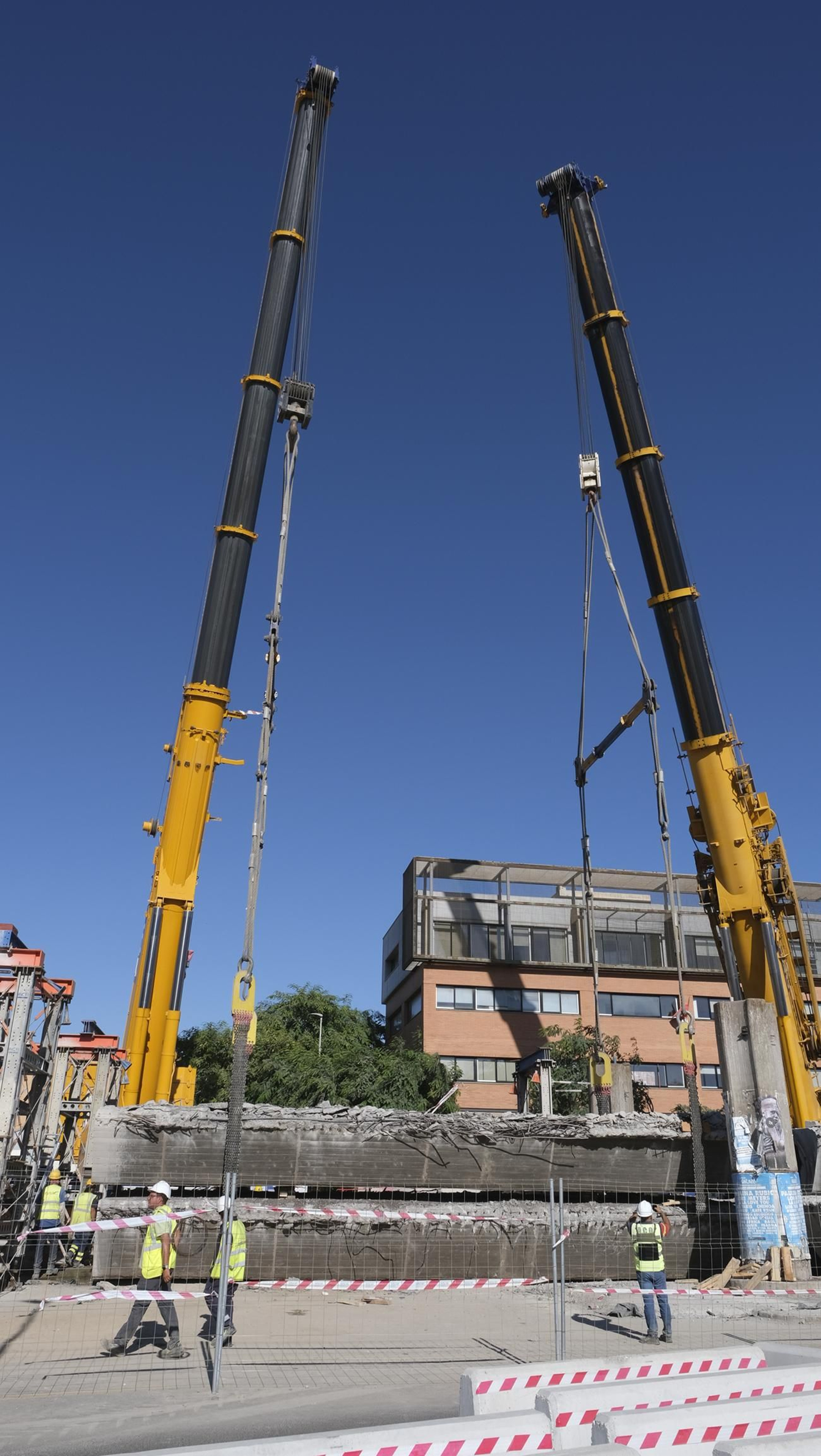 El Puente de la Avenida del Mediterráneo ya es historia, en imágenes