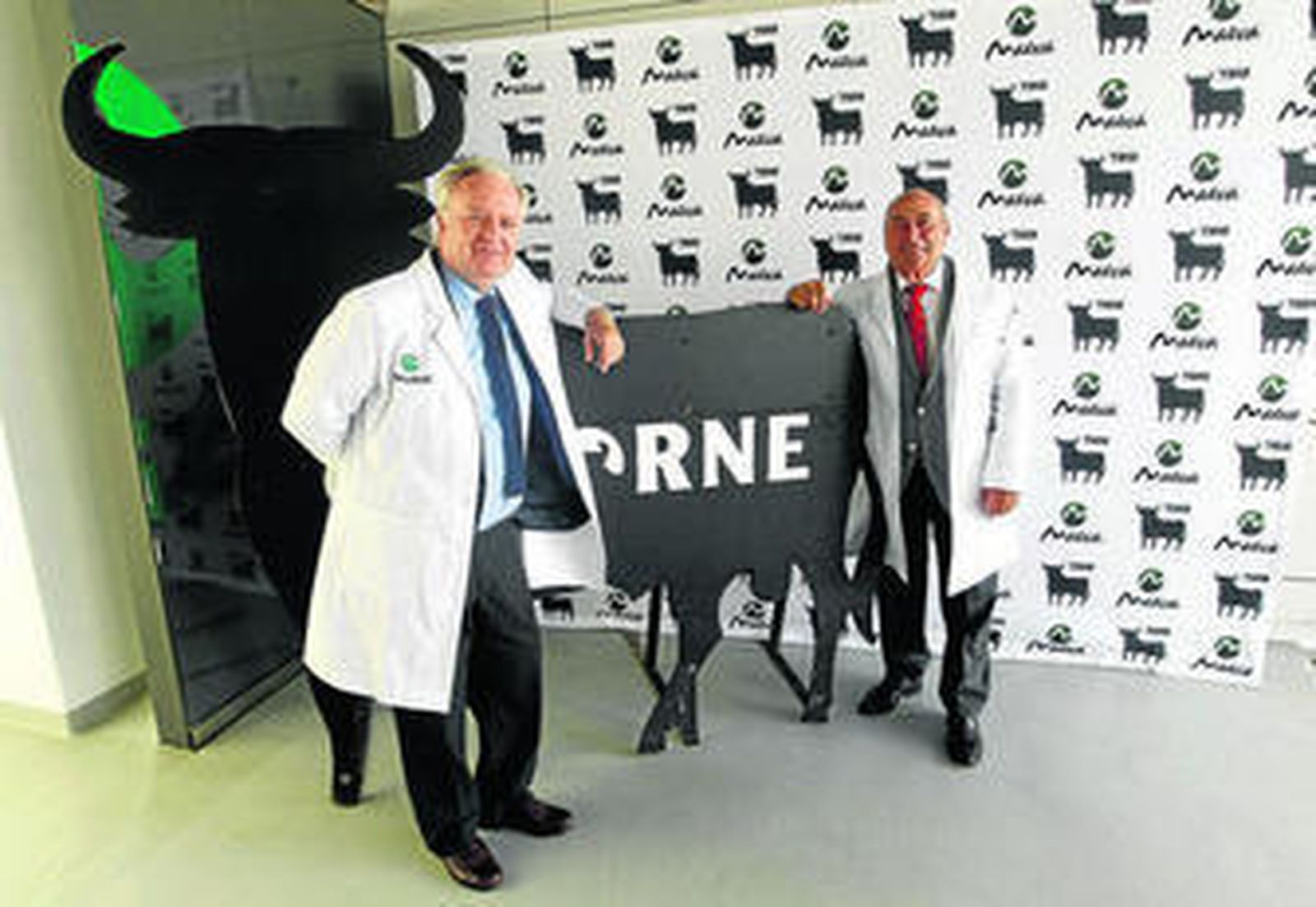 Tomás Osborne, presidente del Grupo Osborne, y Juan Francisco Torres, presidente de Maeva.