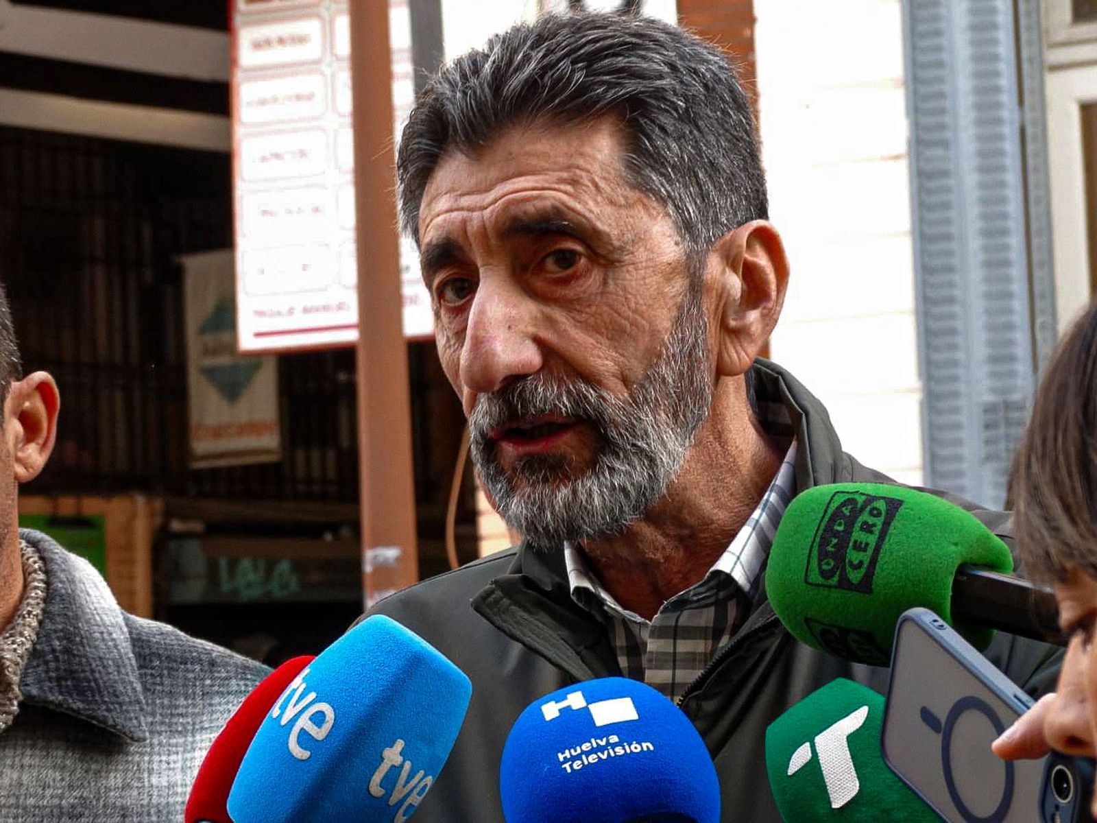 Fotografías del minuto de silencio en UGT por la muerte de un trabajador