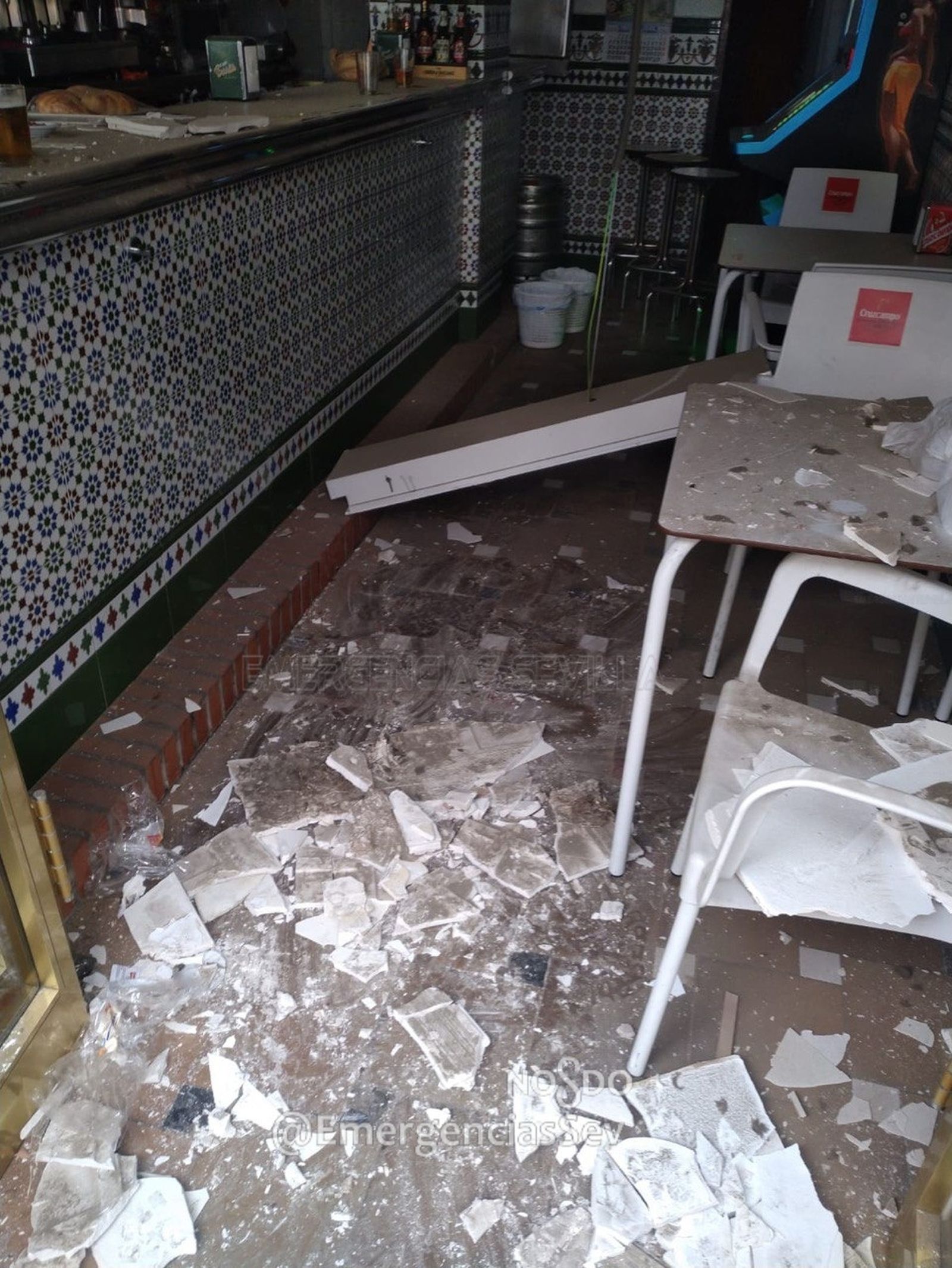 El bar El Rafa tras derrumbarse parte del techo.