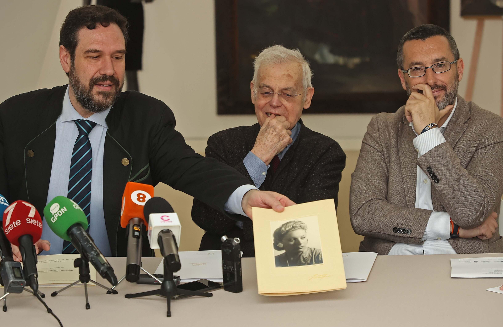 La donación del retrato realizado por Cruz Herrera, en imágenes