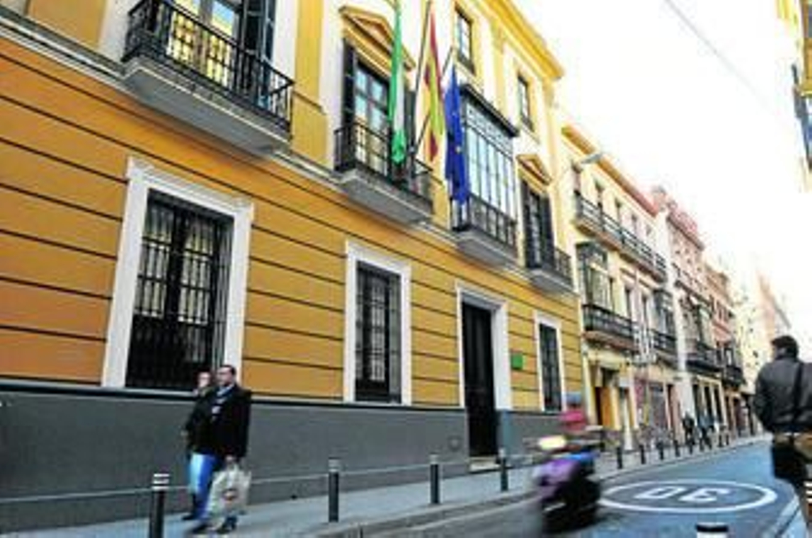 Fachada de la Delegación territorial de la Consejería de Turismo y Comercio, en Sevilla.