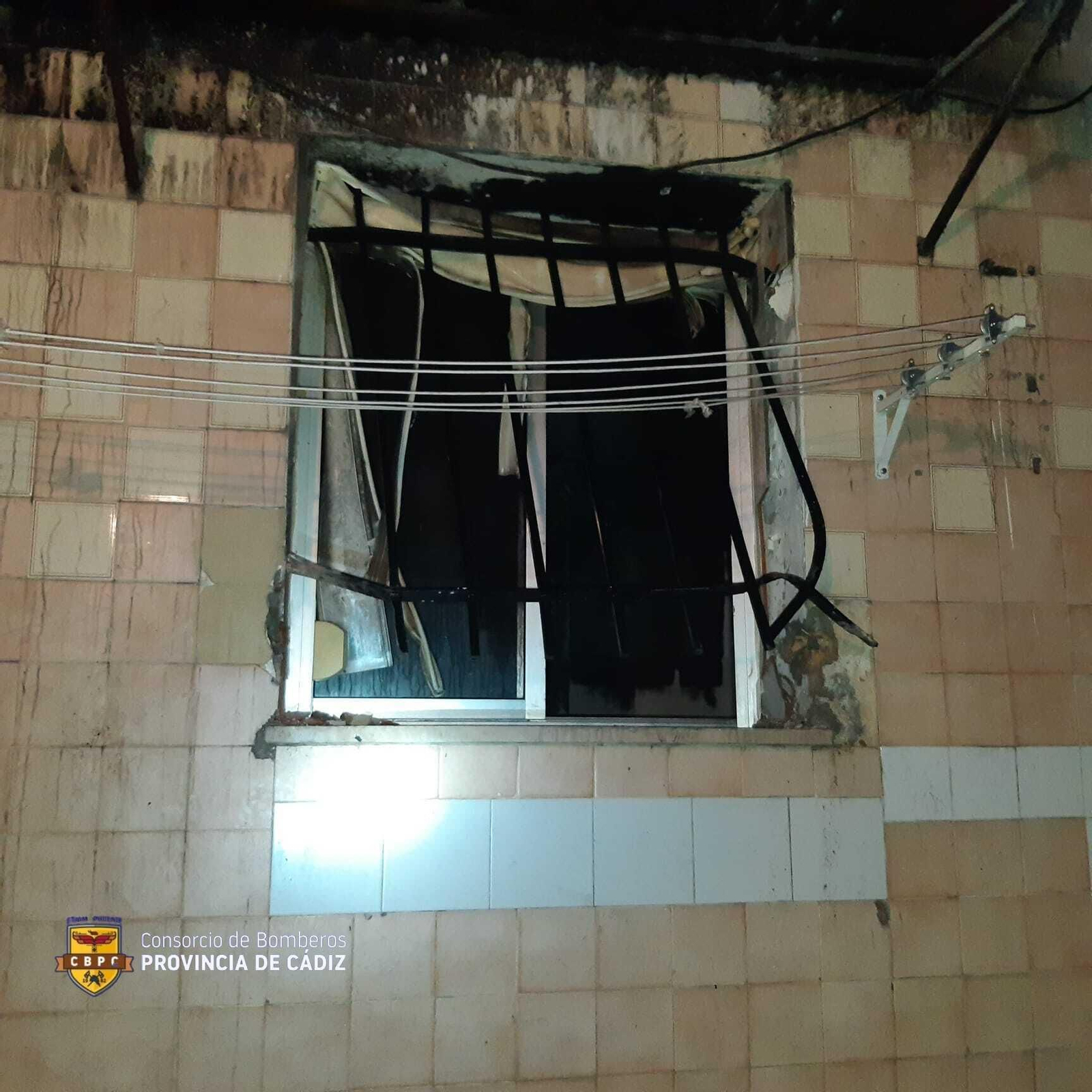 Calcinada una vivienda en la plaza de los Naranjos de Jerez