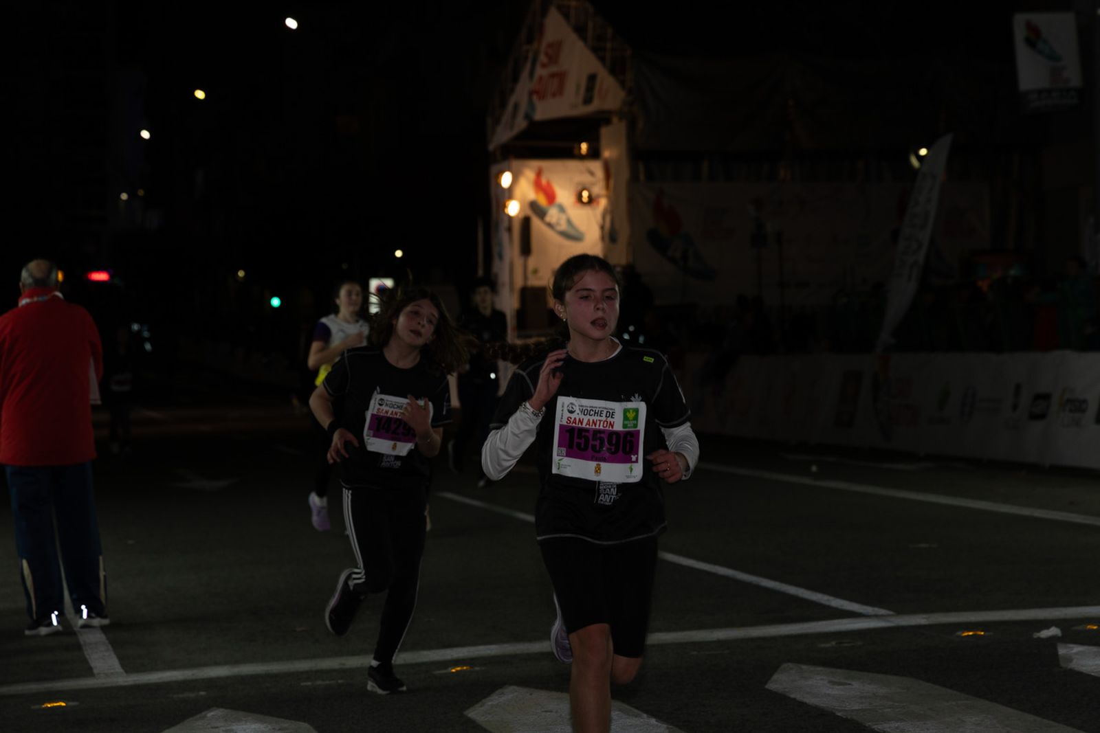 En imágenes: 2.000 atletas brillan con luz propia en la infantil de la Carrera de San Antón 2026