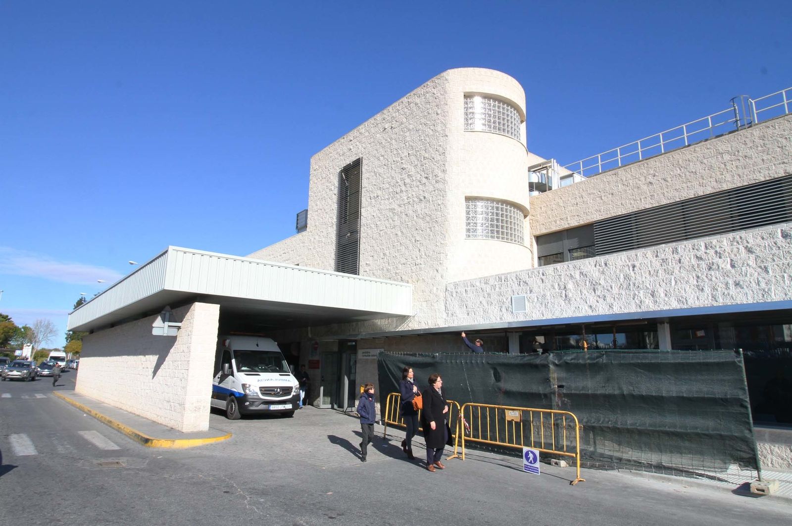 Acceso a Urgencias del Juan Ramón Jiménez.