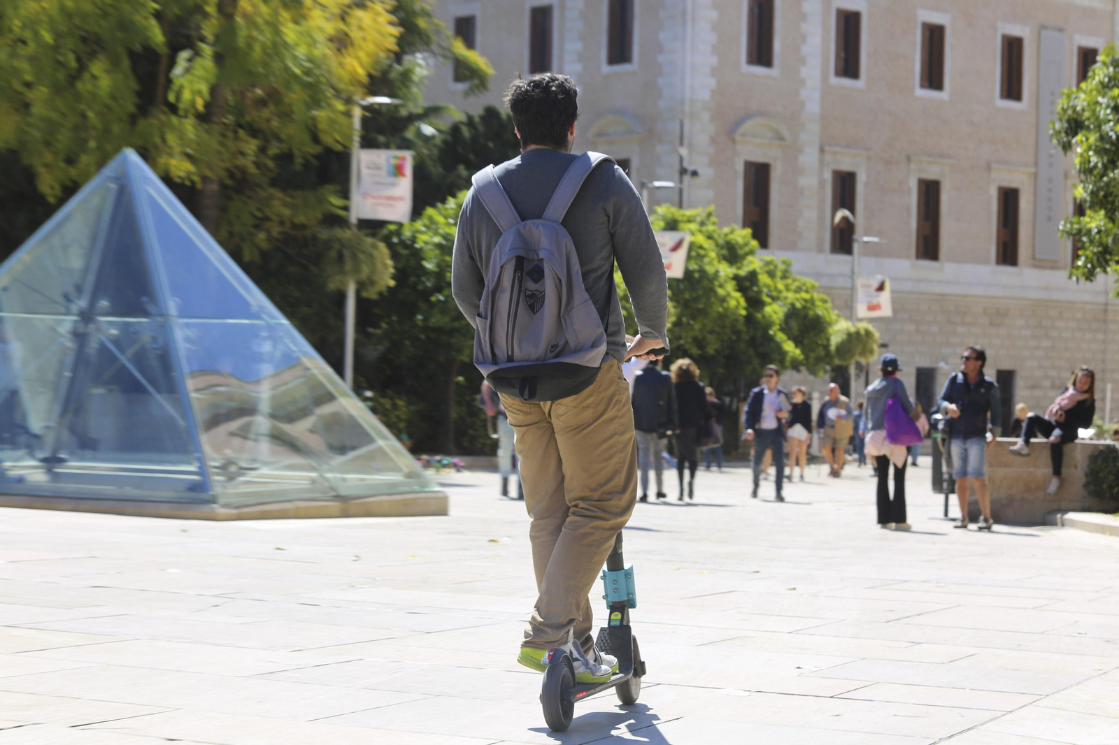 Un usuario circula en un patinete eléctrico por la calle Alcazabilla.