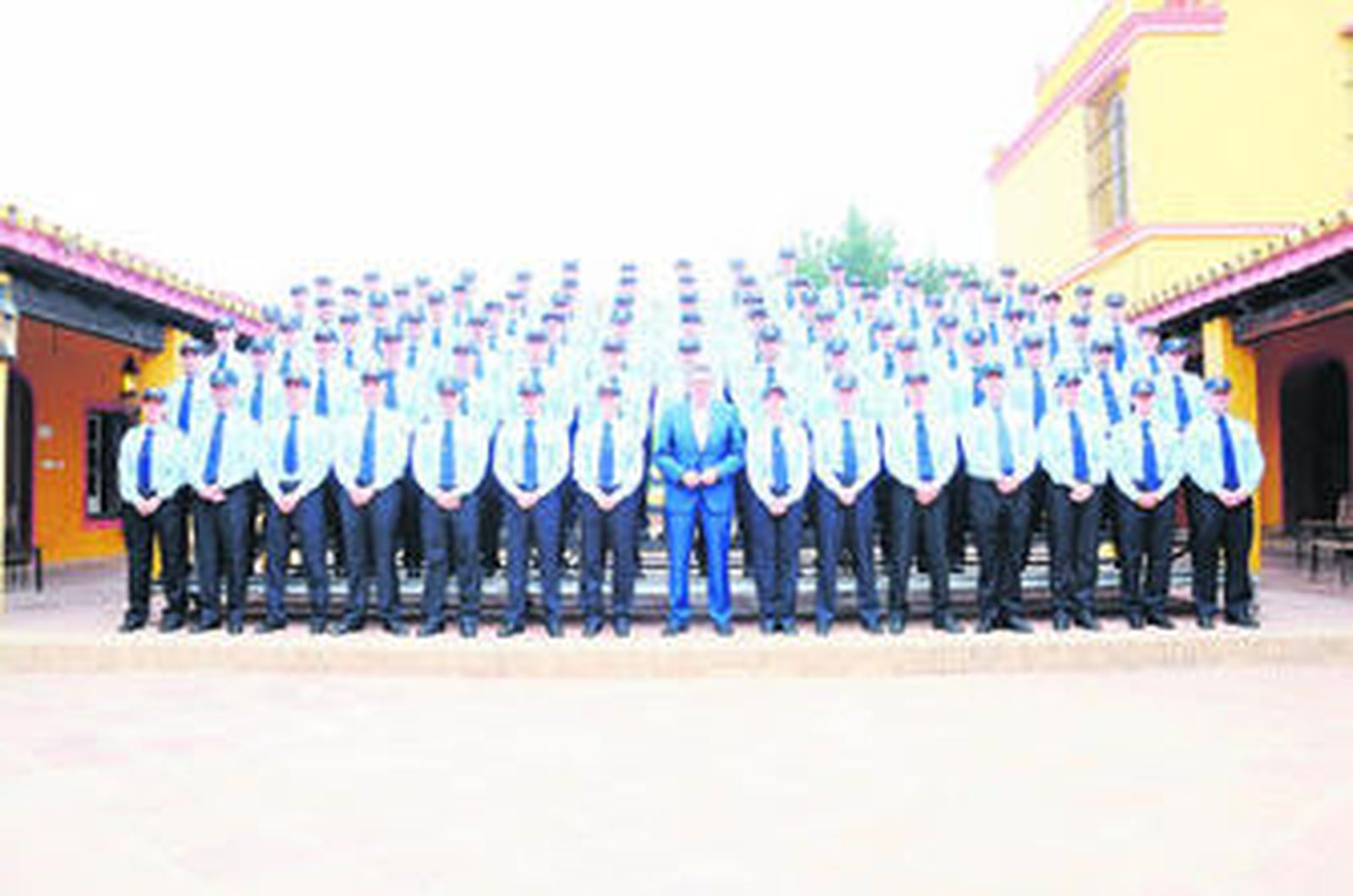 El consejero Luis Pizarro con los nuevos agentes, ayer, en Sevilla.